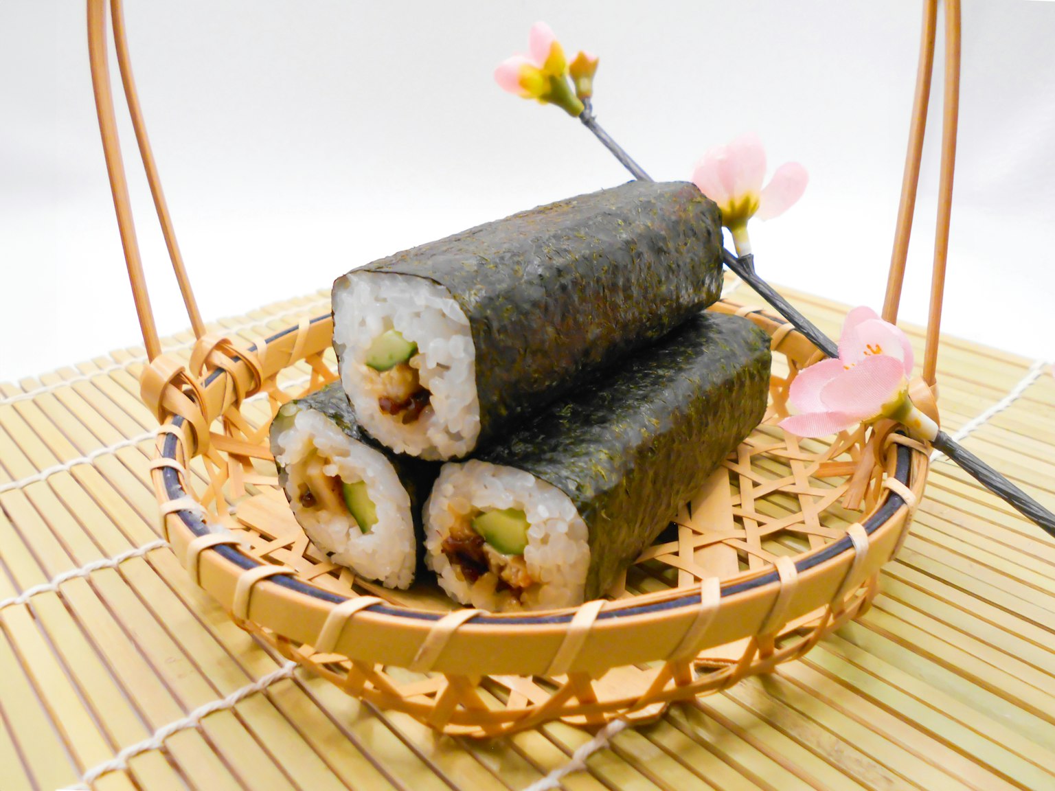 Una presentazione di rotoli di sushi in un cesto di bambù