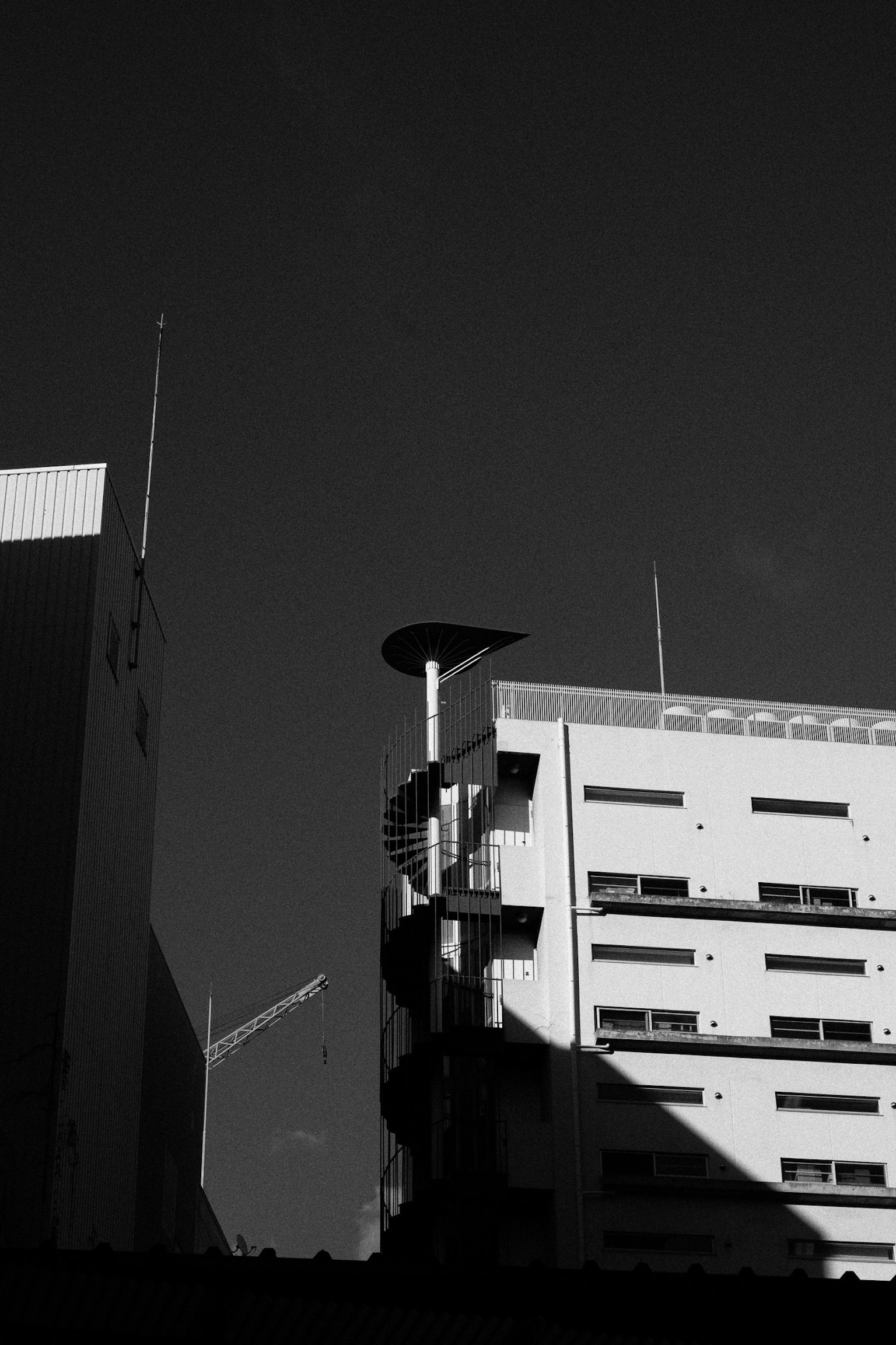城市风景，黑白建筑和螺旋楼梯