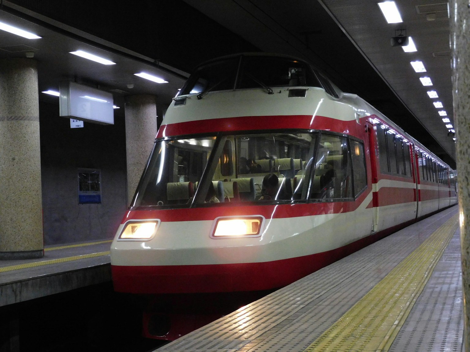 紅白相間的列車在地鐵站停靠