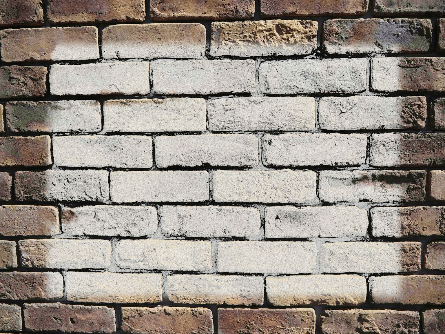 Motif d'un mur en briques blanches et brunes