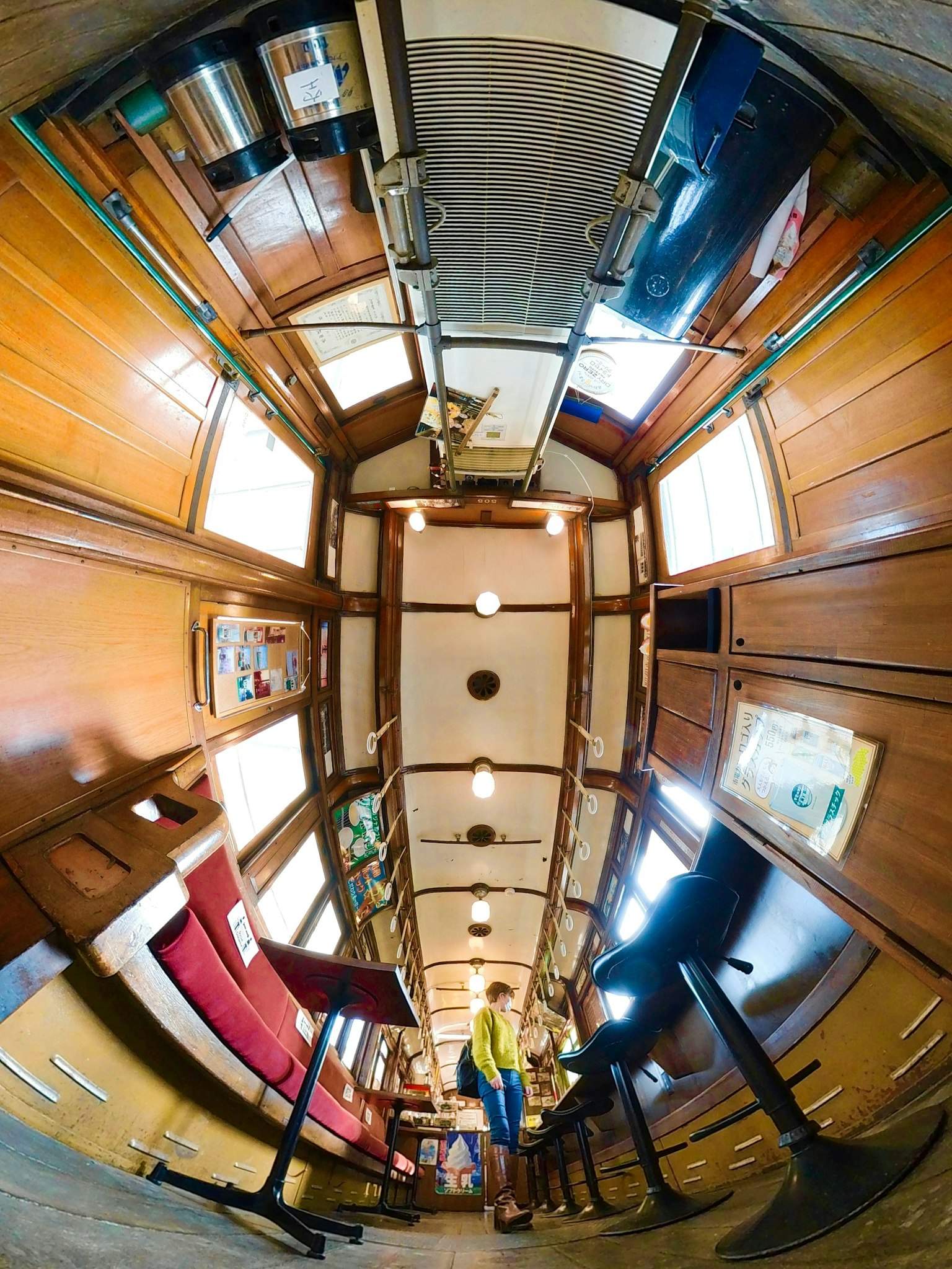 Image panoramique d'une petite pièce avec des caractéristiques intérieures en bois