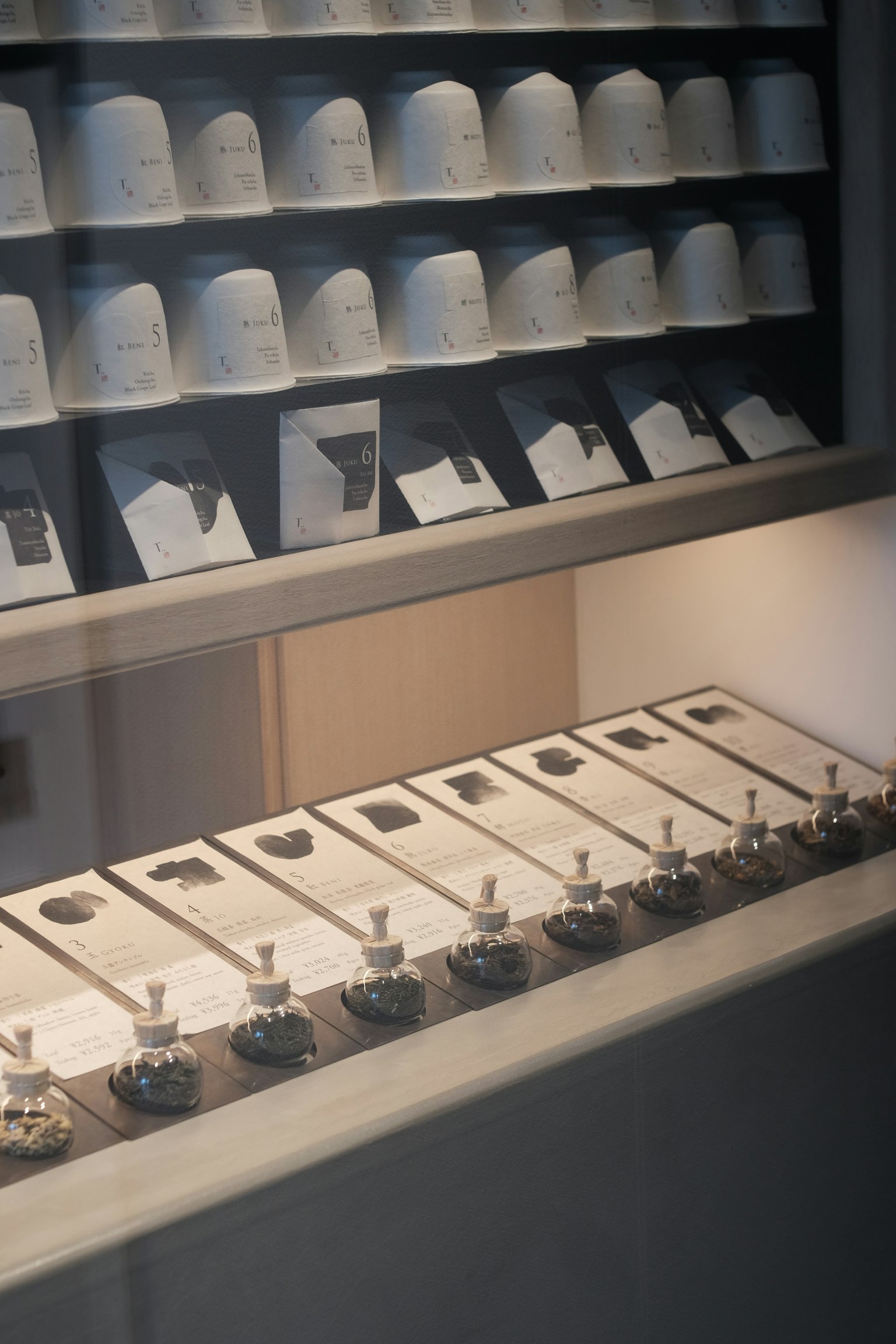 Affichage de divers bocaux d'épices et d'étiquettes disposées soigneusement