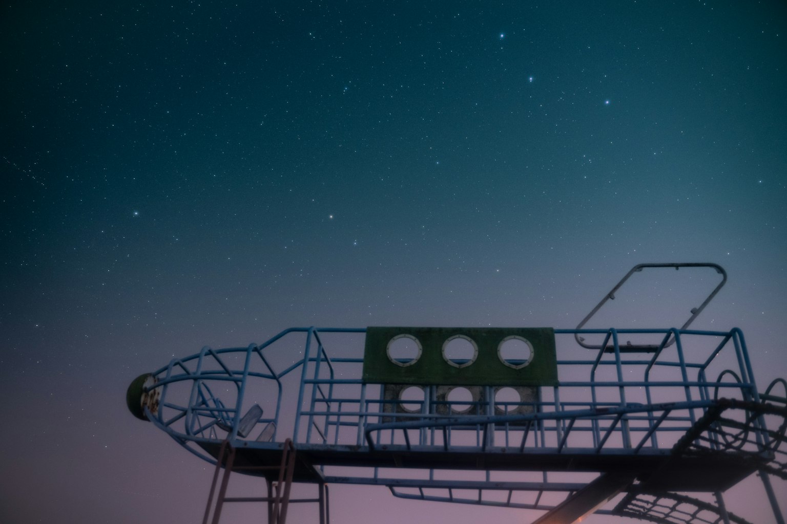 Structure de jeu en forme de fusée sous un ciel étoilé