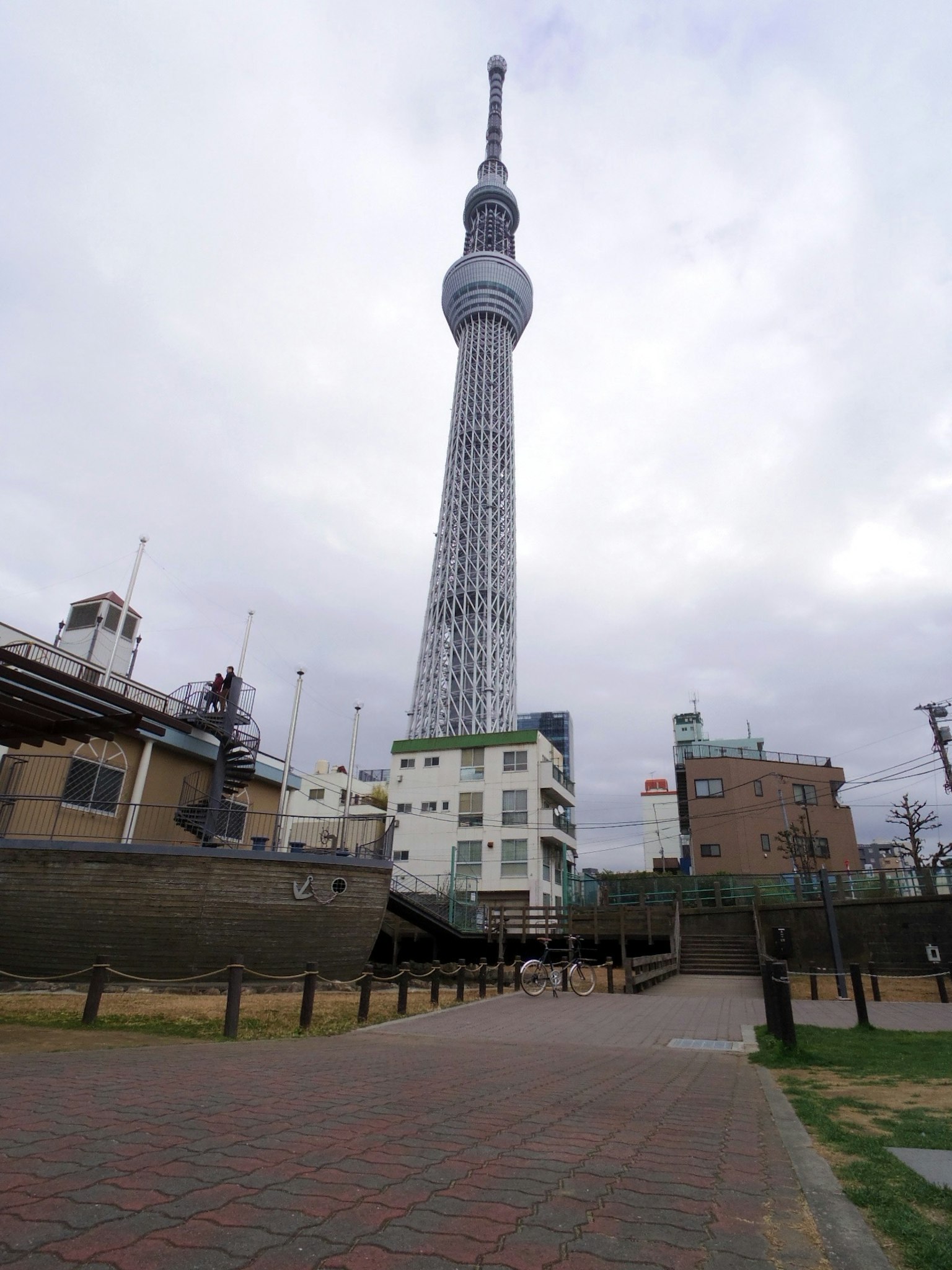 Voller Blick auf den Tokyo Skytree und die umliegenden Gebäude