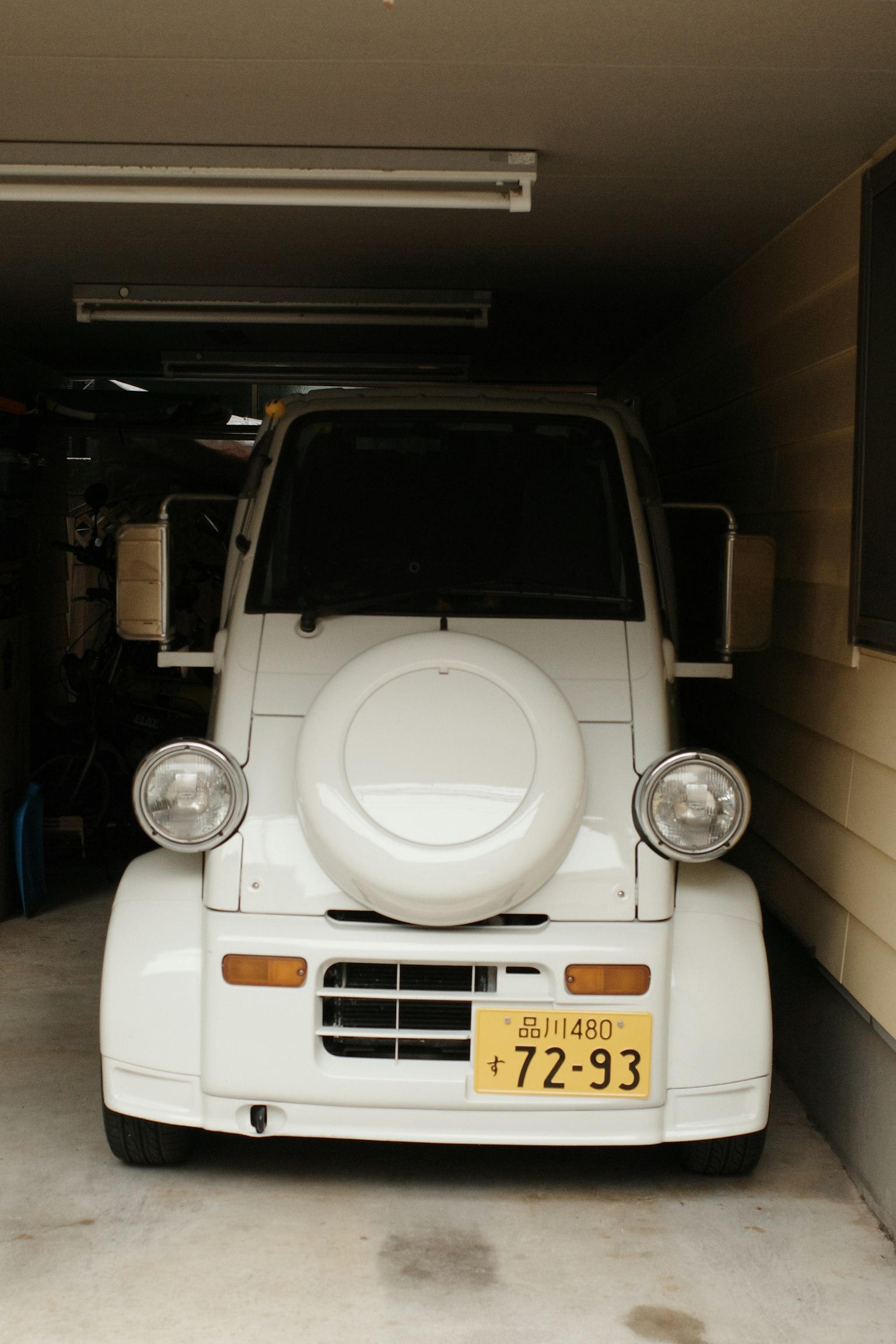 Un piccolo veicolo bianco parcheggiato in un garage