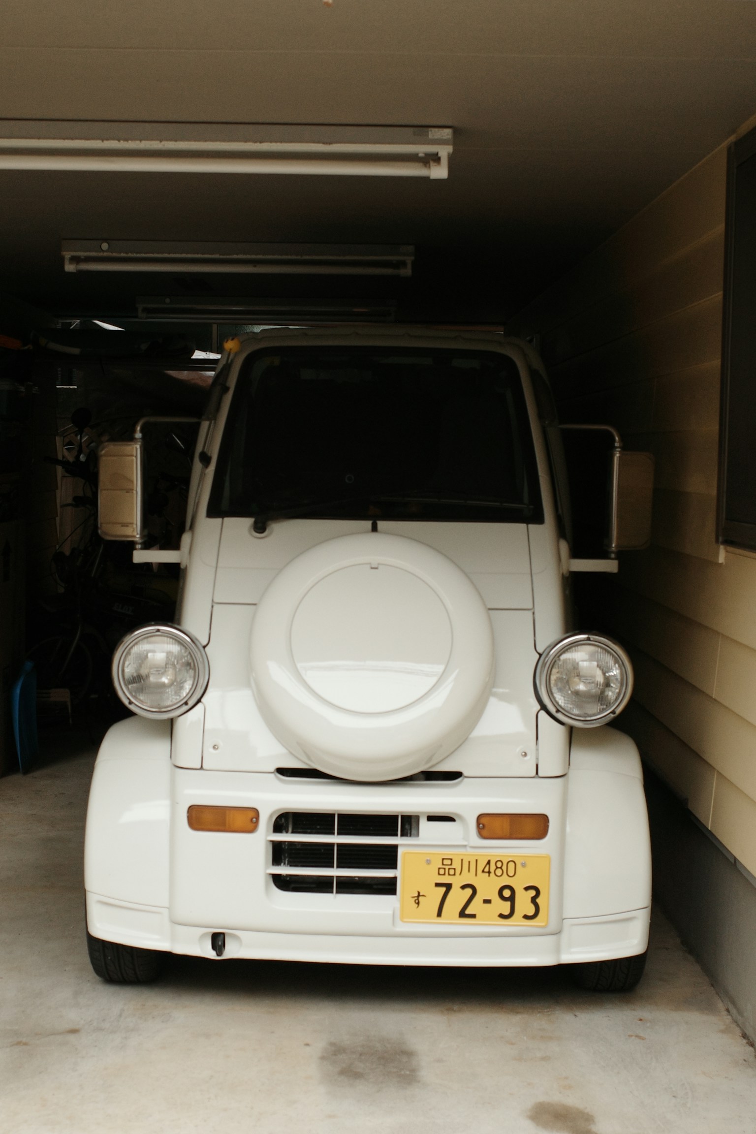 Un piccolo veicolo bianco parcheggiato in un garage