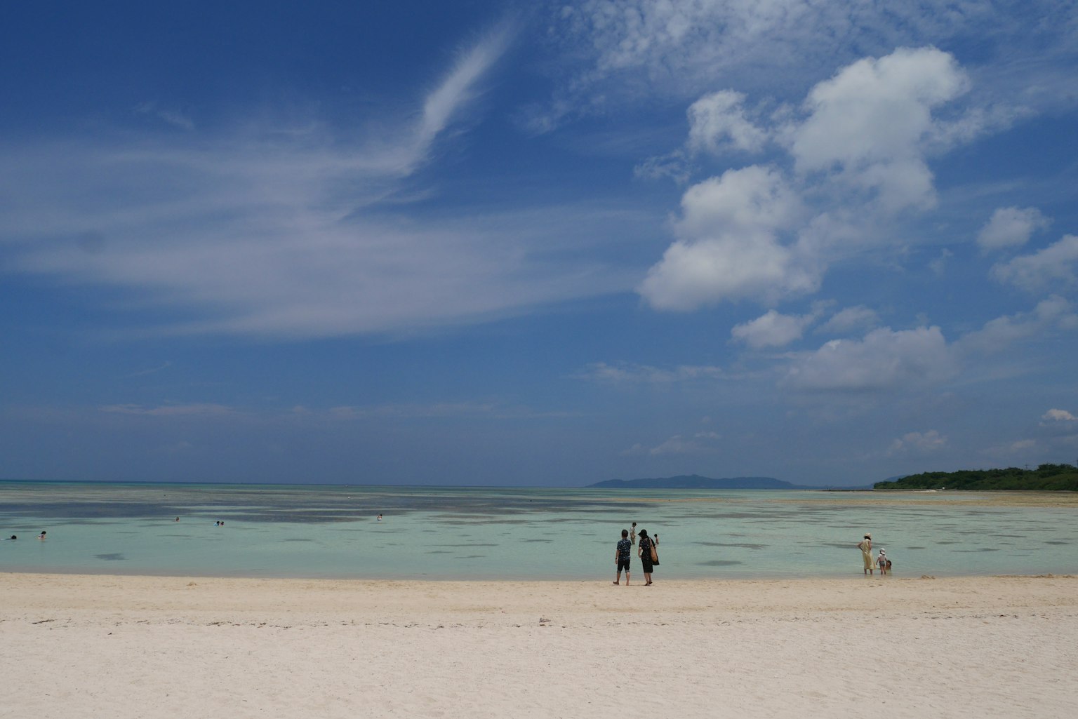 Silhouette di due persone su una bella spiaggia con cielo e mare blu