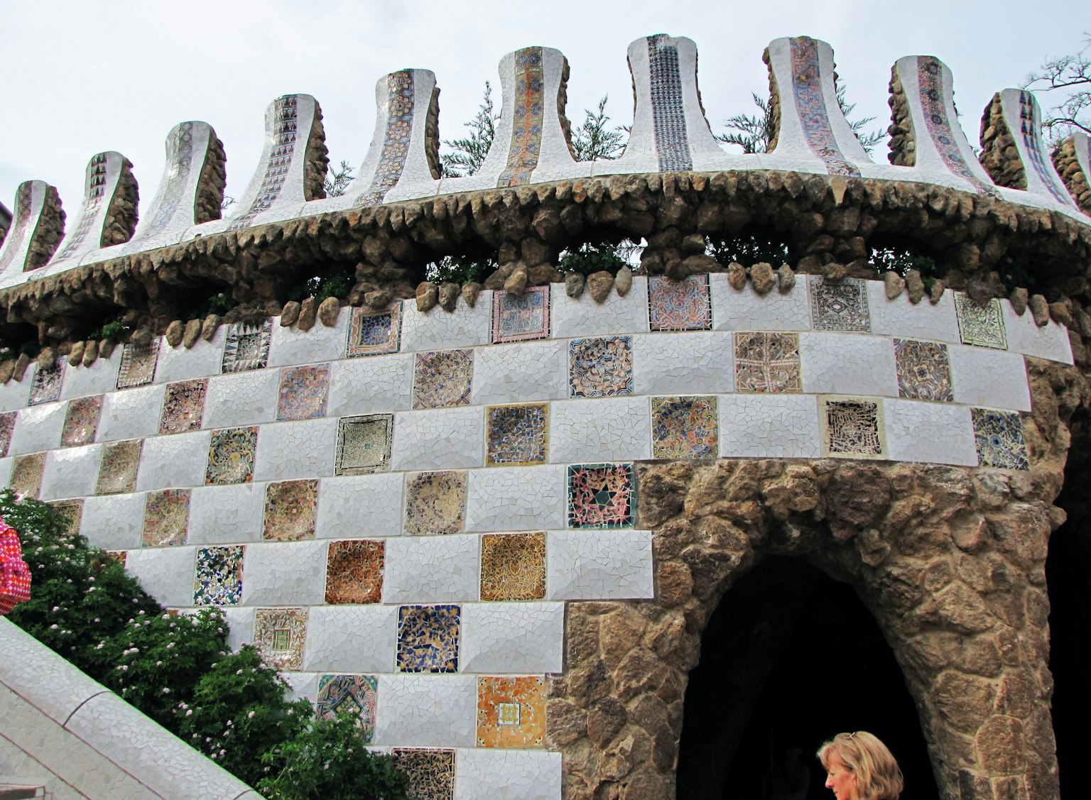 Esterno dell'edificio di Park Guell di Gaudi con decorazione in piastrelle bianche e colorate