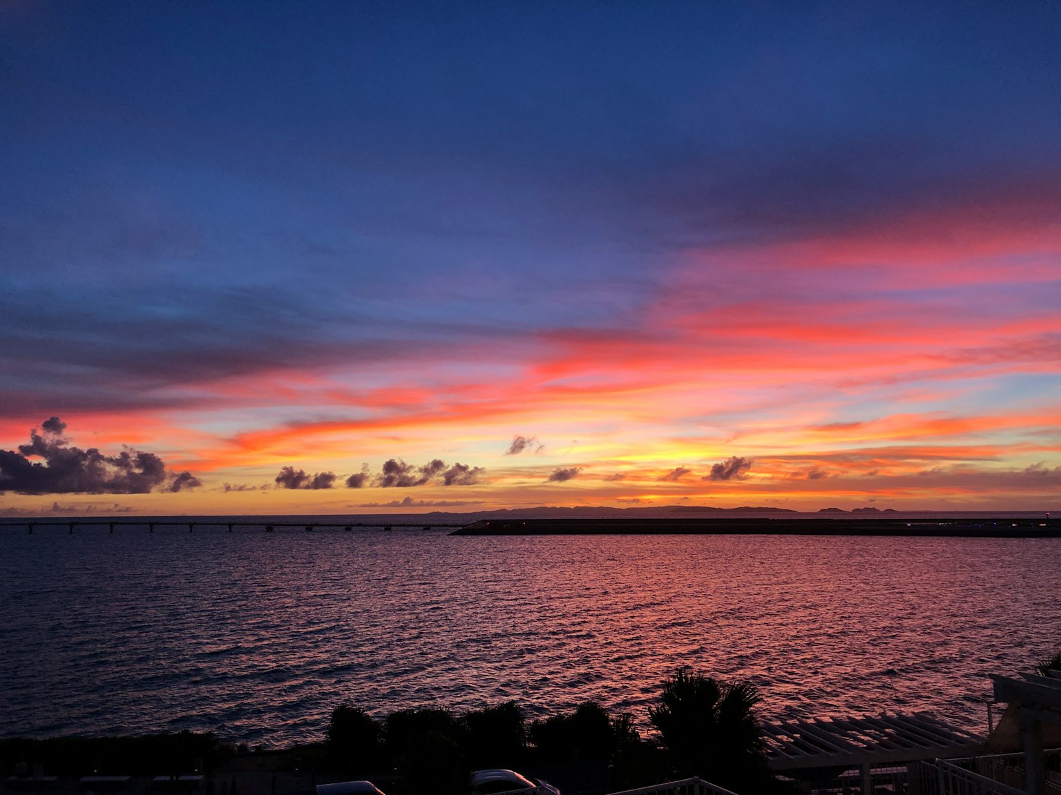 Meraviglioso tramonto sulla costa con colori vivaci nel cielo