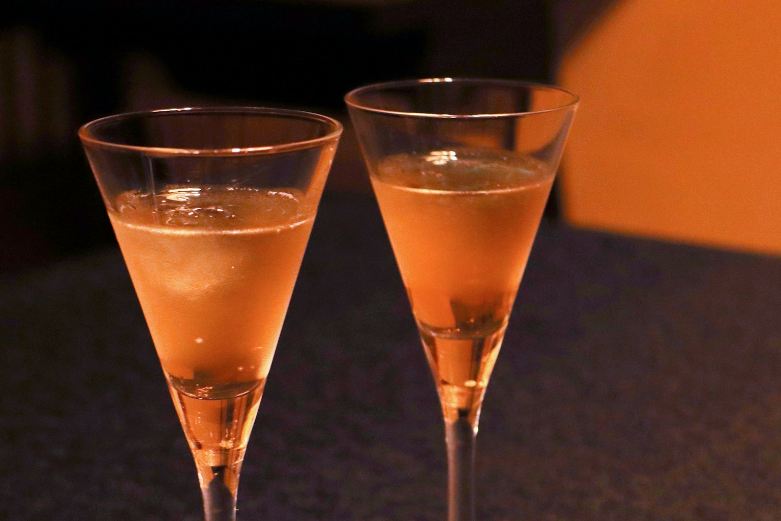 Dos copas con bebidas de color ámbar