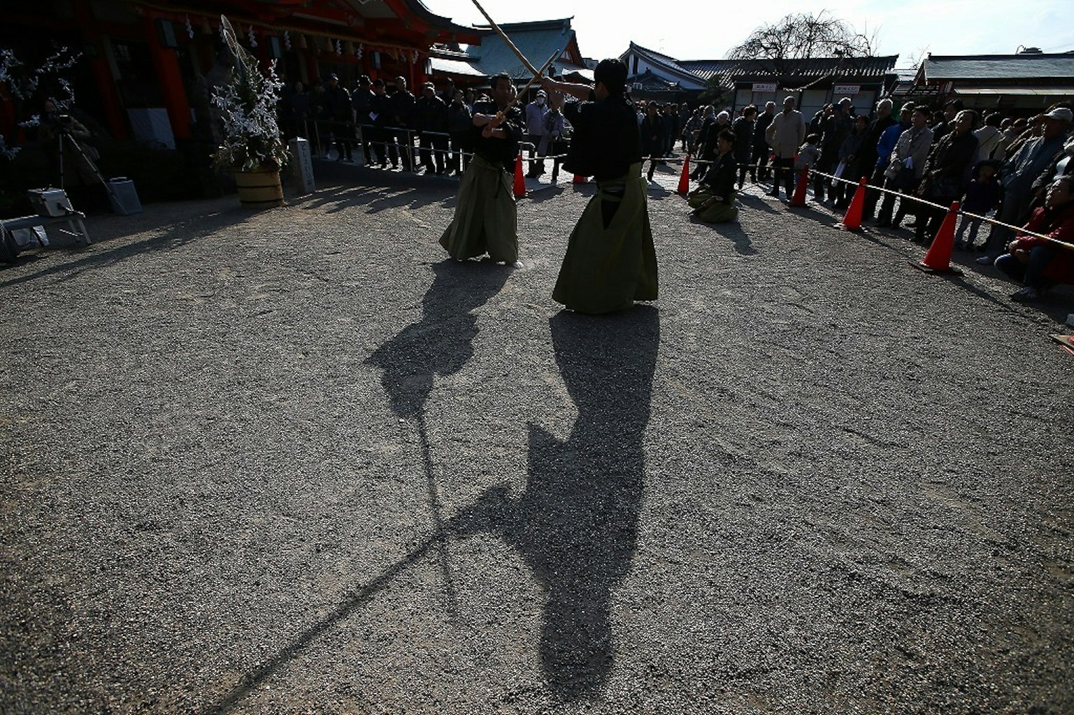武士进行演示，阴影可见