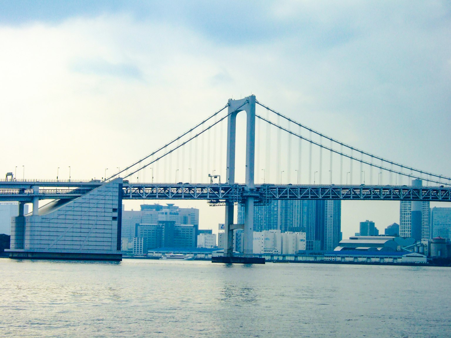 Cảnh cầu Rainbow và đường chân trời Tokyo với các tòa nhà hiện đại