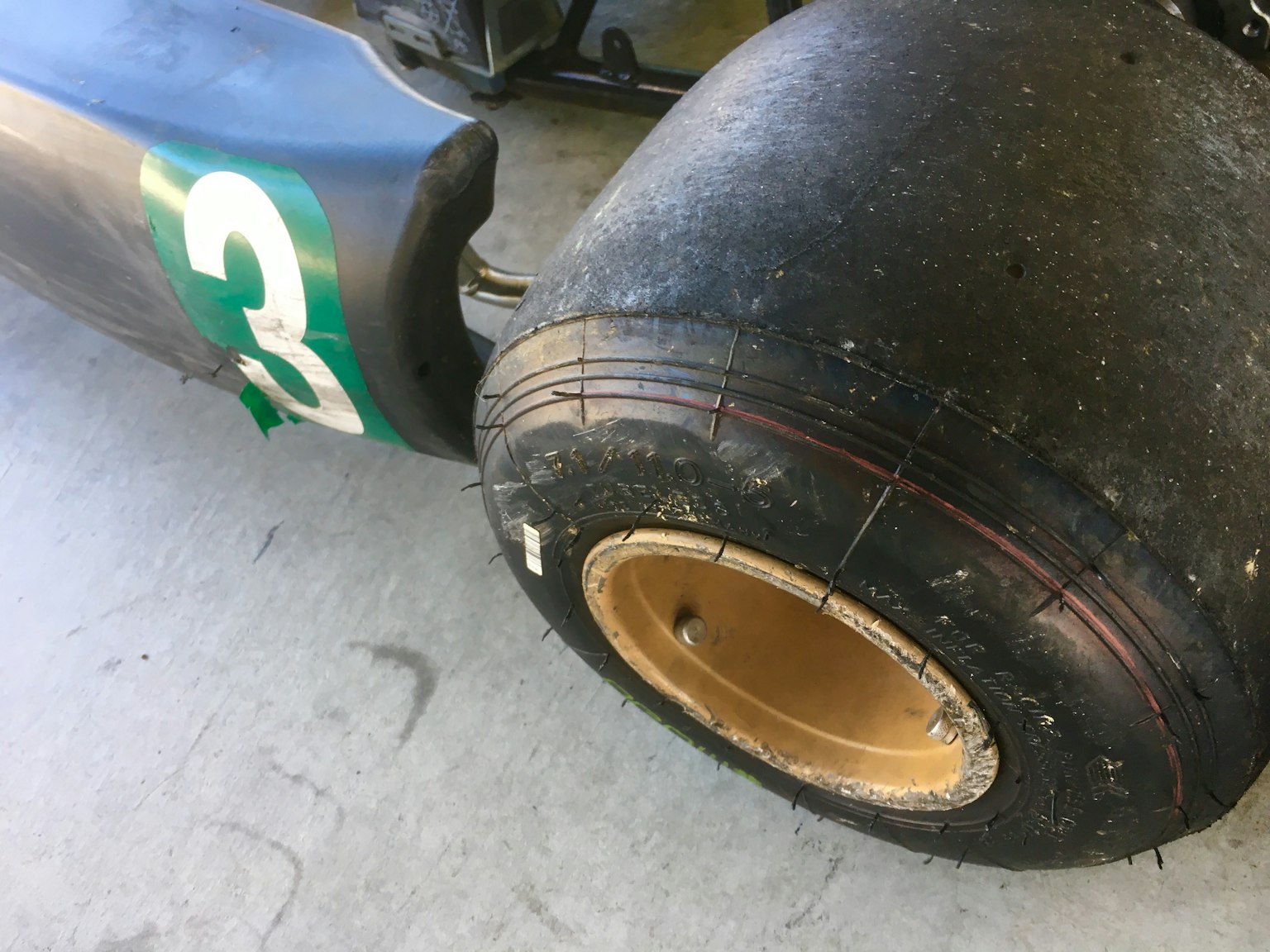 Primo piano di un pneumatico di auto da corsa con il numero 3