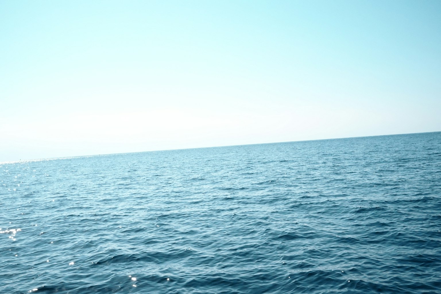 Vasto oceano blu sotto un cielo sereno