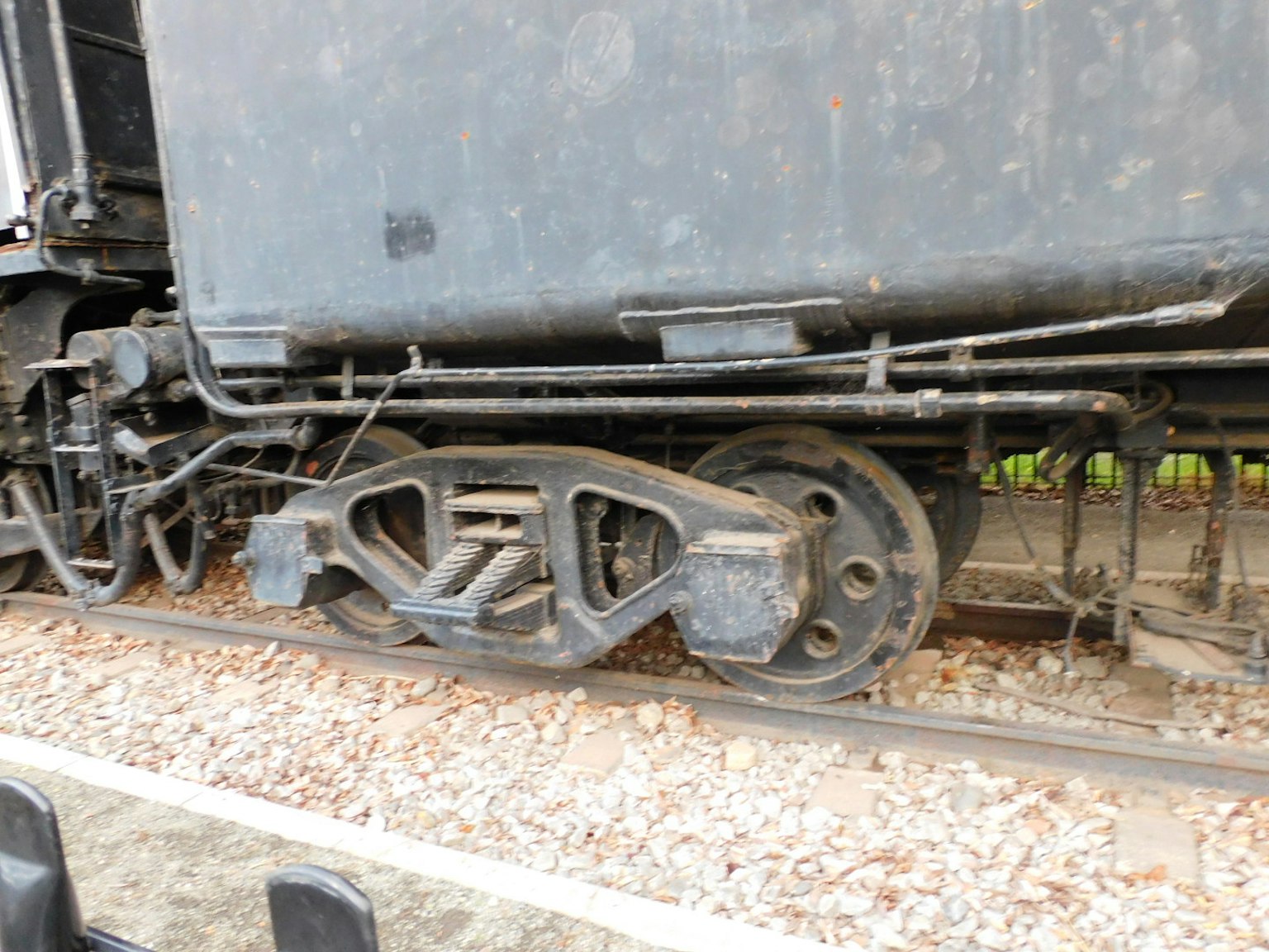 Primo piano di una ruota di treno e componenti meccanici