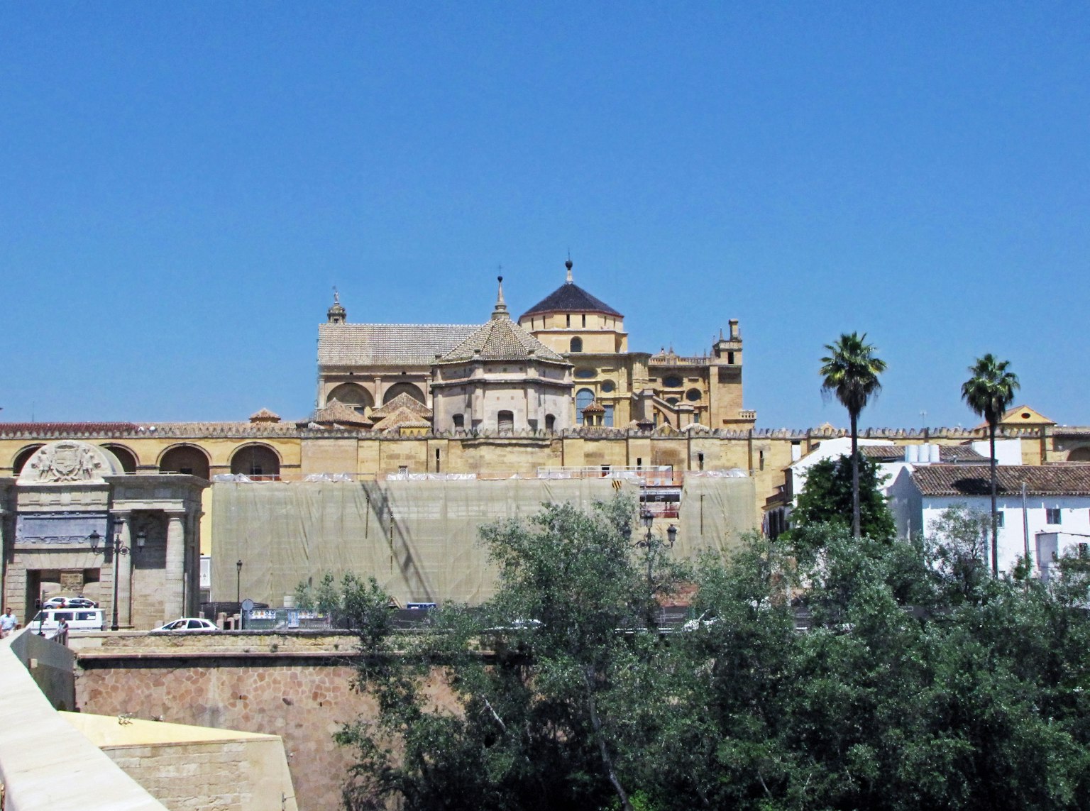 Edificio storico a Cordoba con cielo blu chiaro