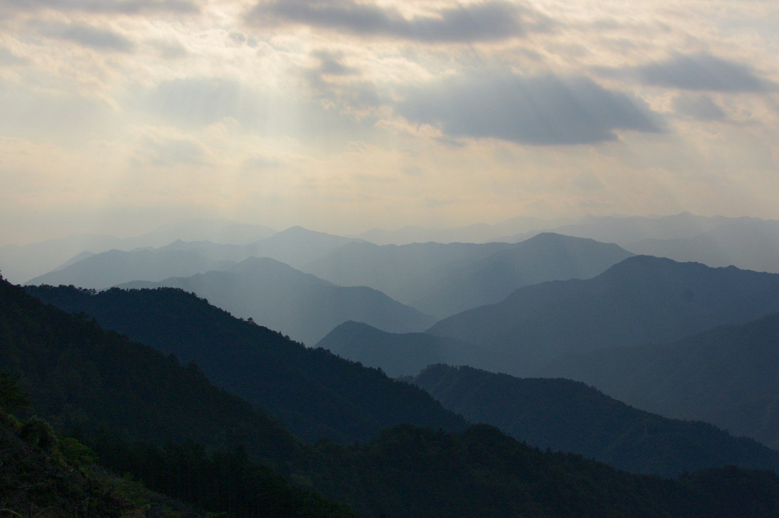 Stupendo paesaggio di montagne sovrapposte con luce soffusa