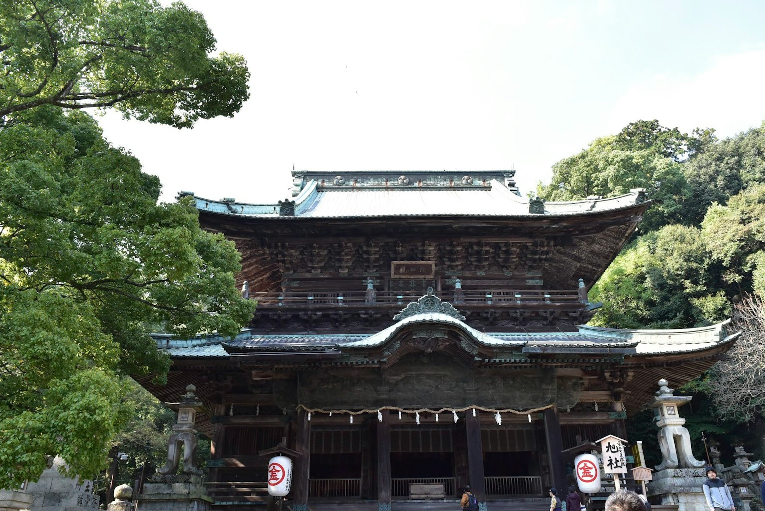 被郁郁蔥蔥的綠樹環繞的傳統日本寺廟外觀