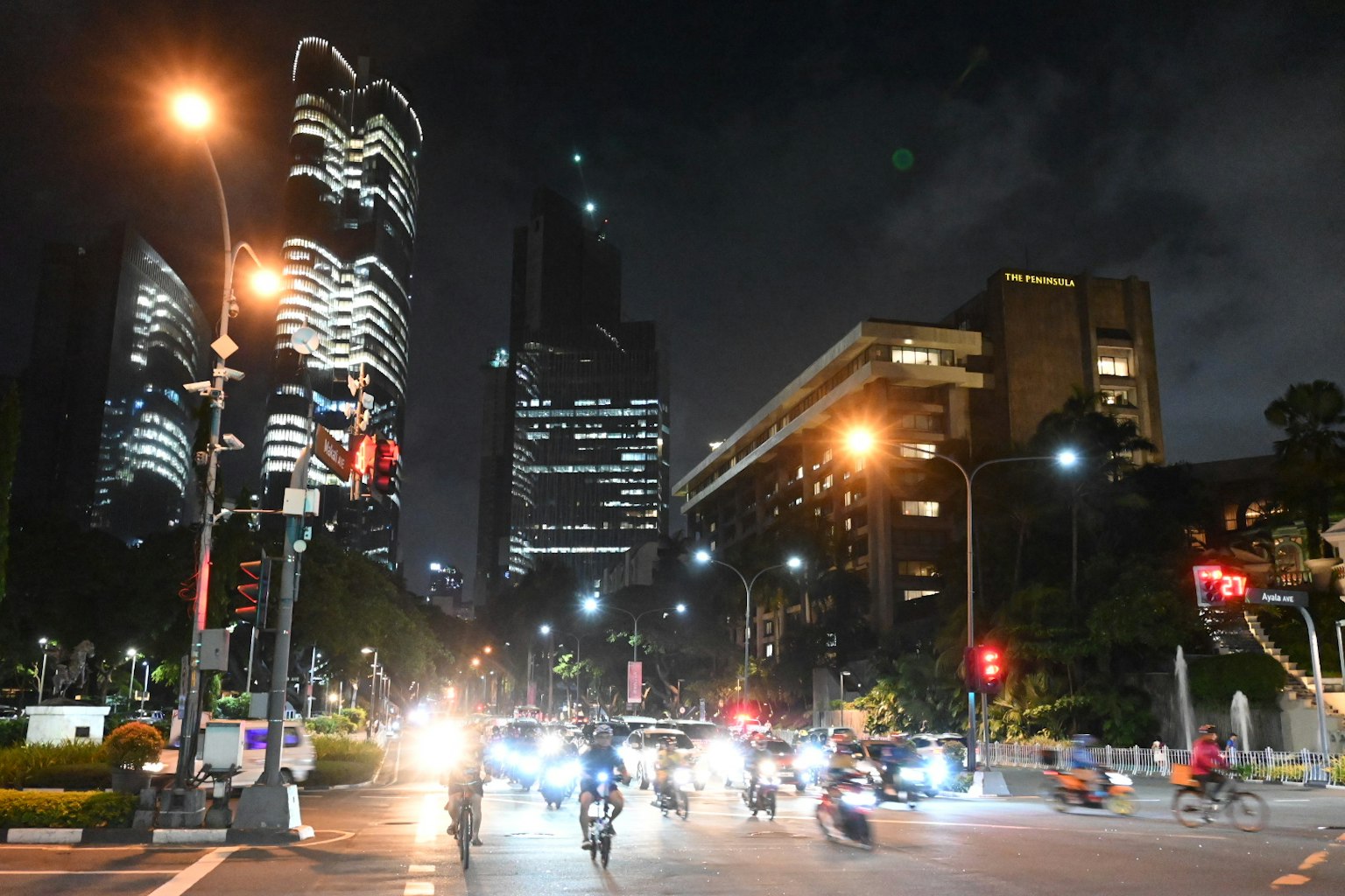 Paysage urbain nocturne avec des gratte-ciels illuminés et du trafic