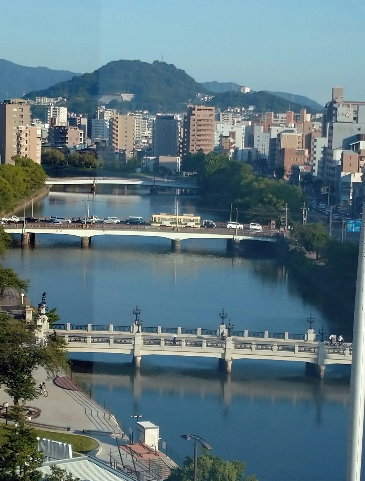 Vue urbaine avec une rivière et plusieurs ponts