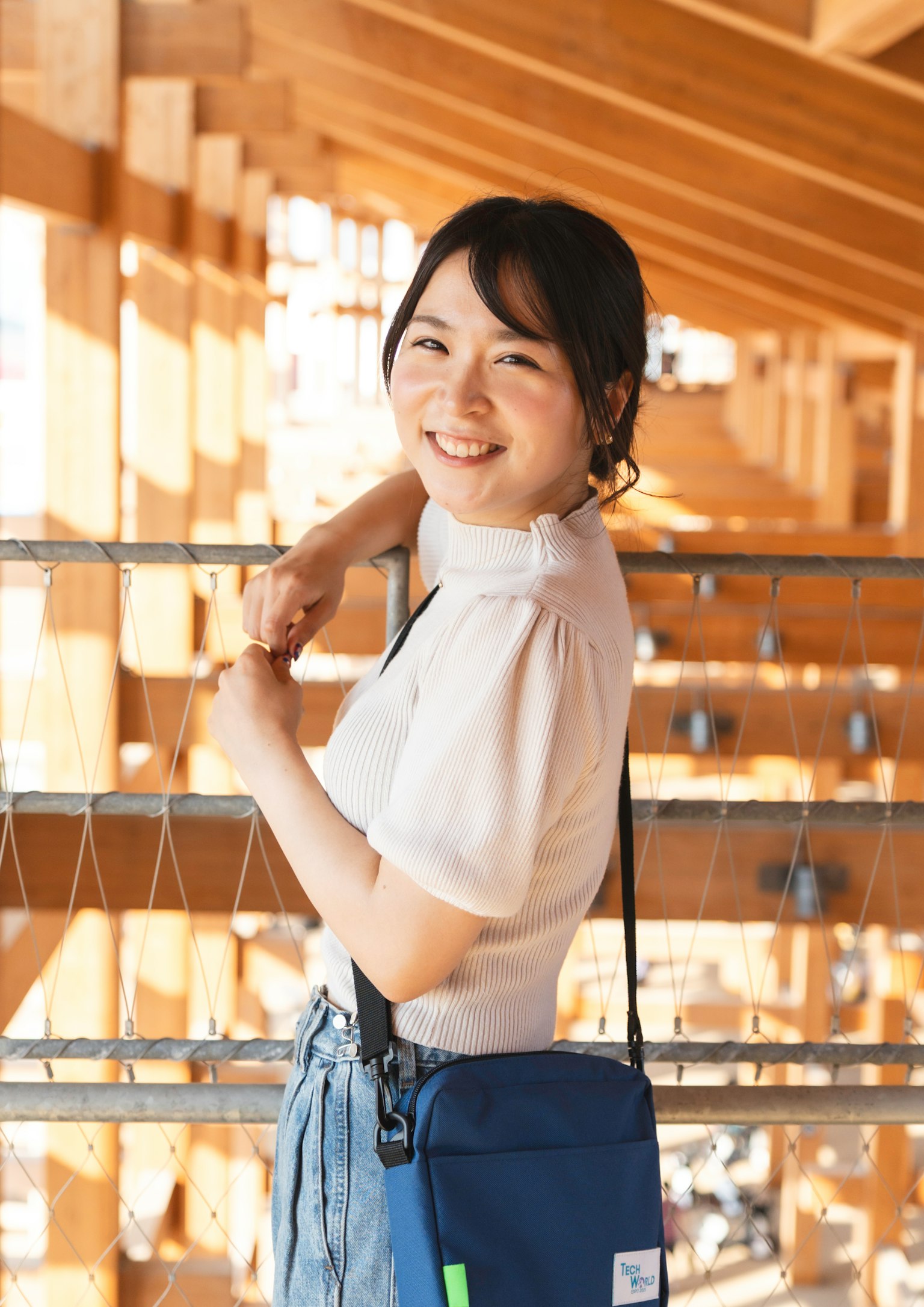 木造の建物の中で微笑む女性のポートレート