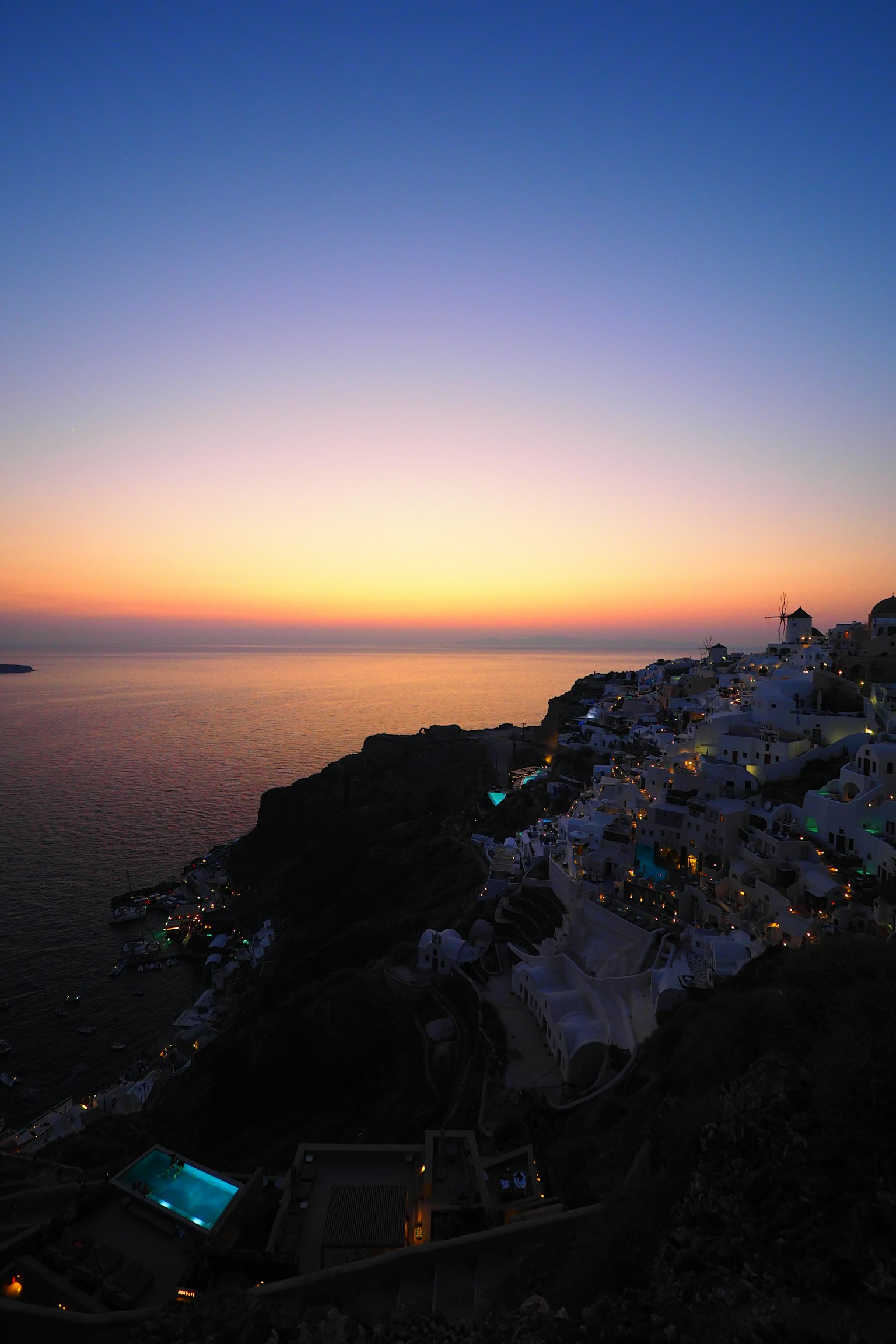 Cảnh hoàng hôn tuyệt đẹp ở Santorini với đại dương và các tòa nhà trắng