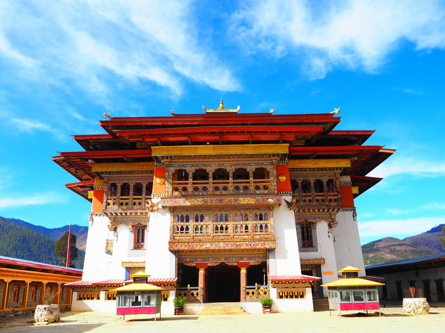 Architecture traditionnelle bhoutanaise sous un beau ciel bleu
