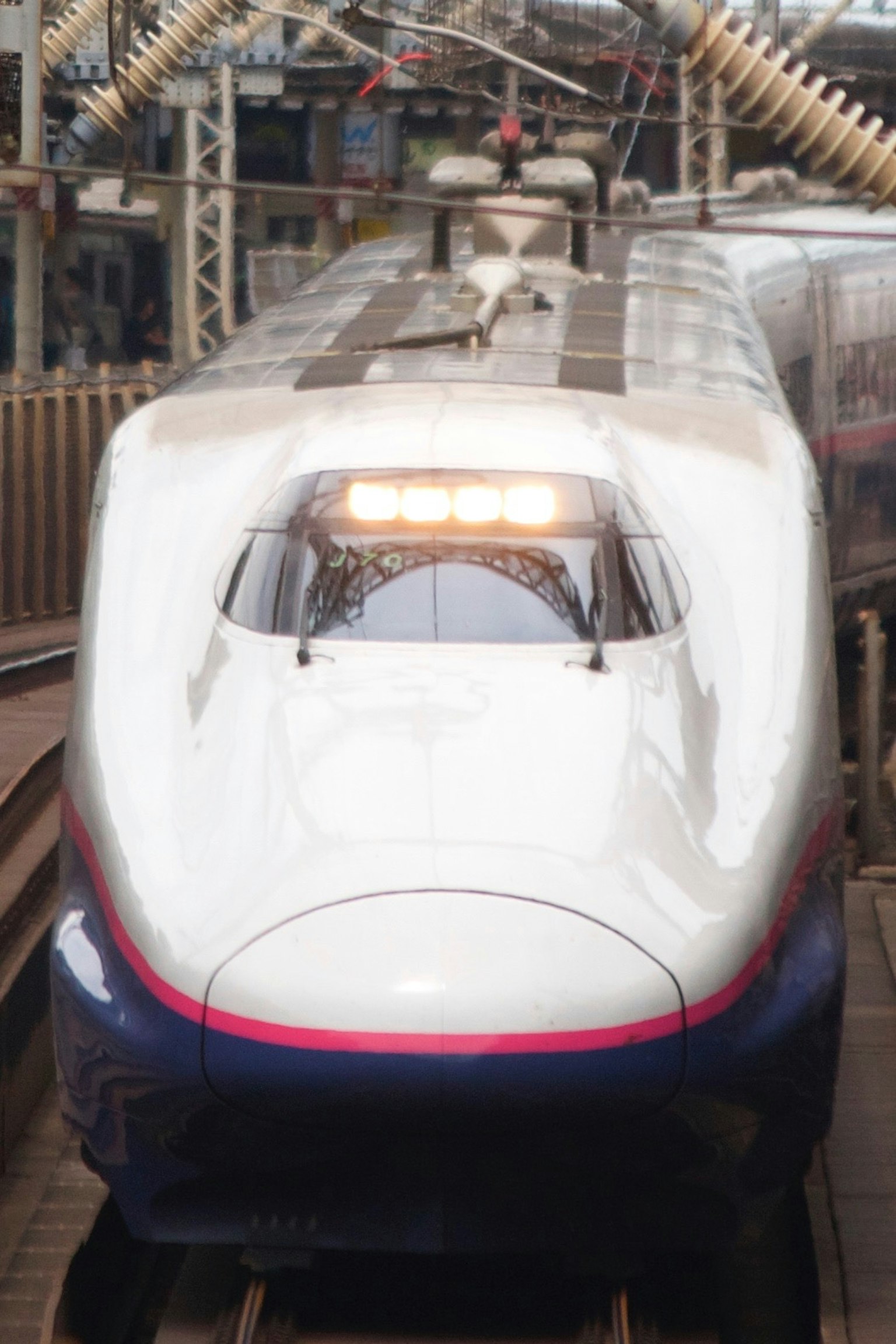 Vue de face d'un train Shinkansen à une gare