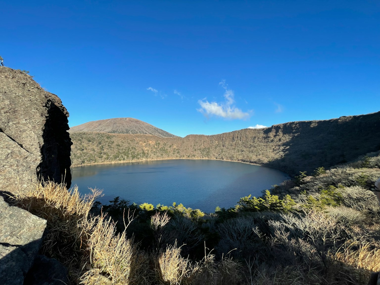 火山口湖泊及周围山脉的风景