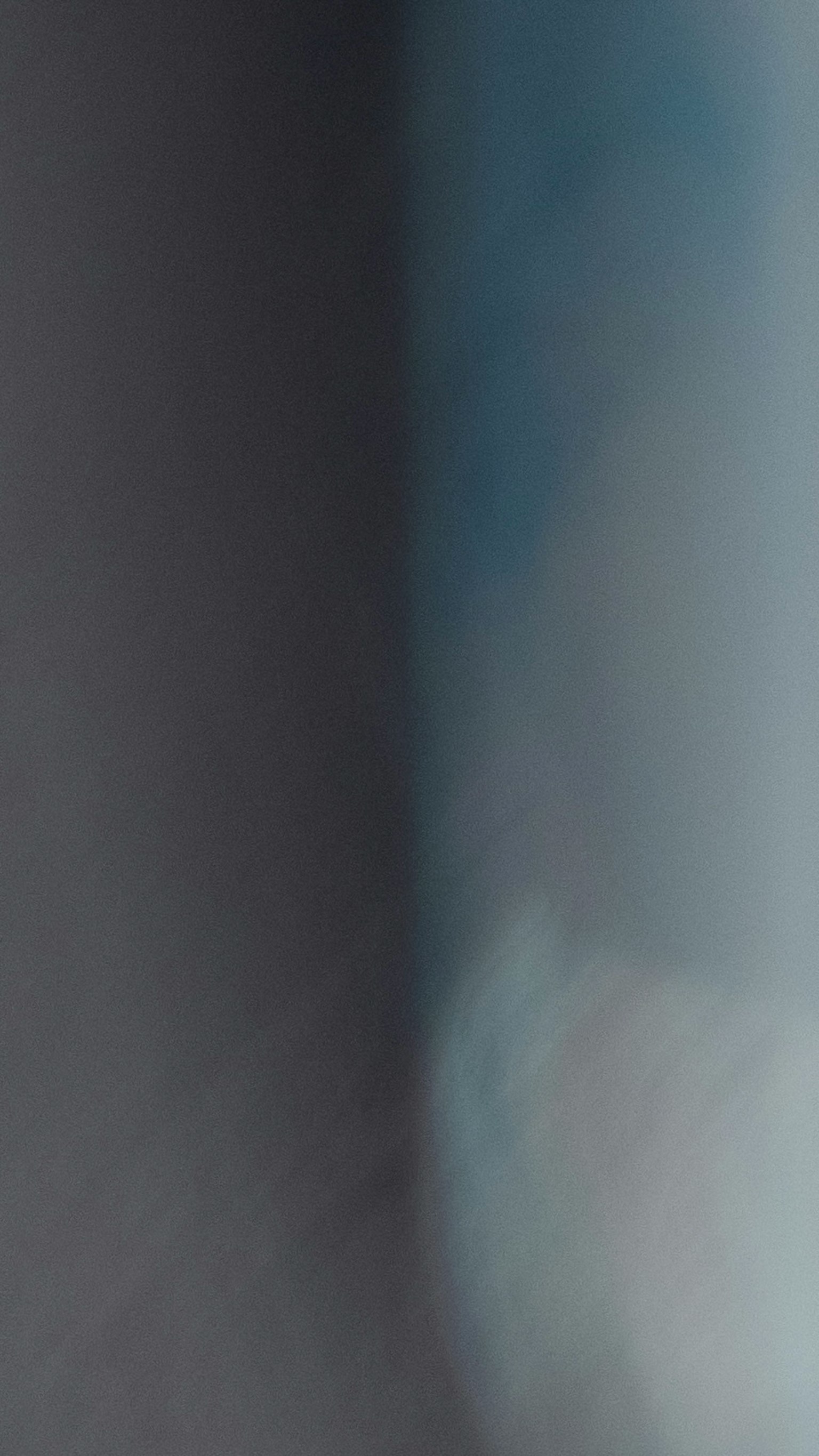 Imagen abstracta con una sección blanca borrosa sobre un fondo azul