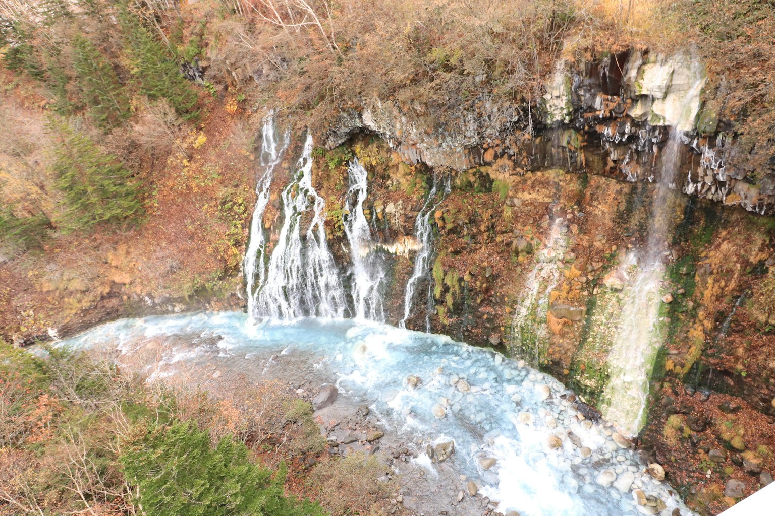 Una hermosa cascada con agua azul fluyendo