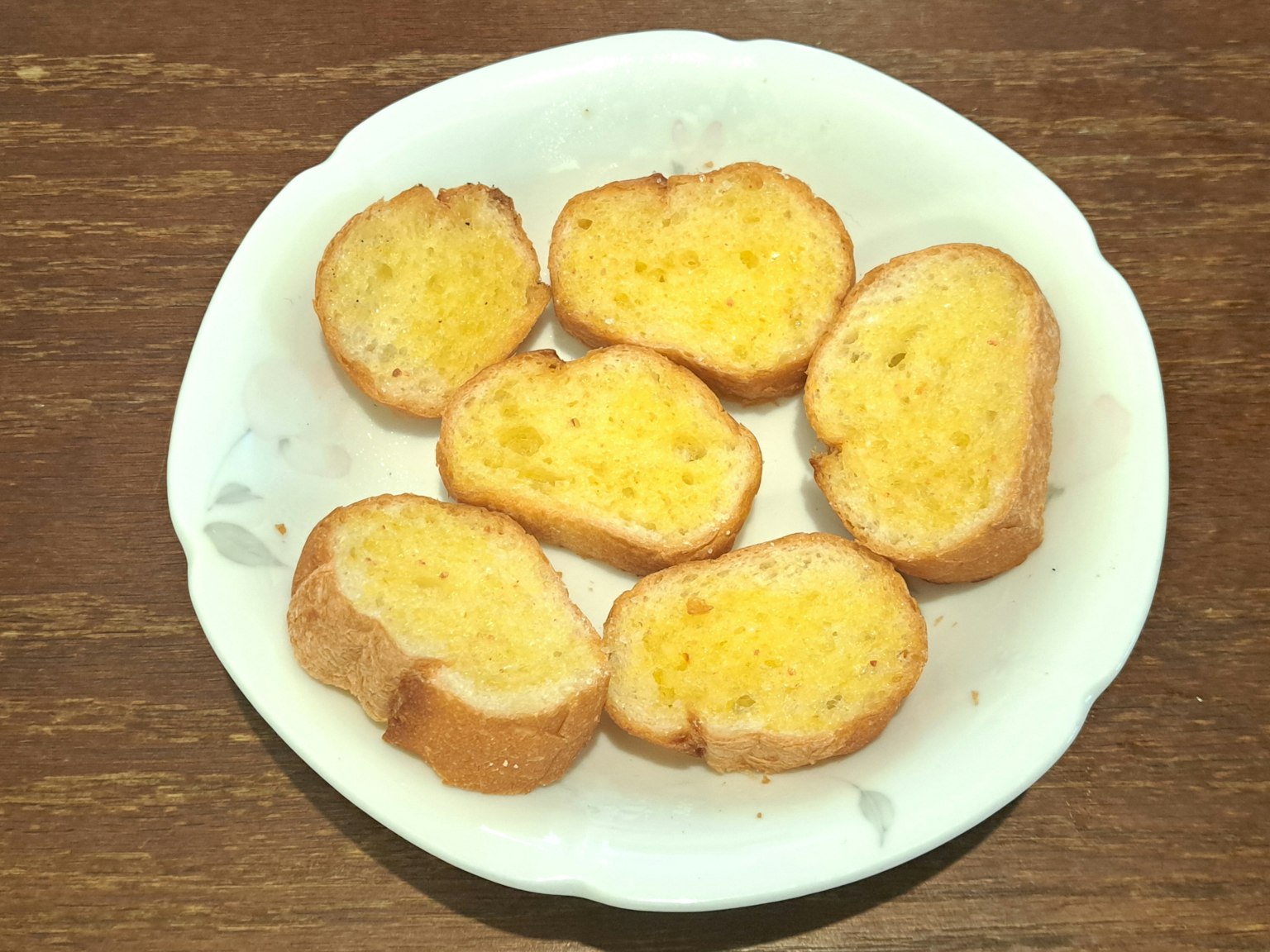 Tranches de pâtisserie servies dans une petite assiette