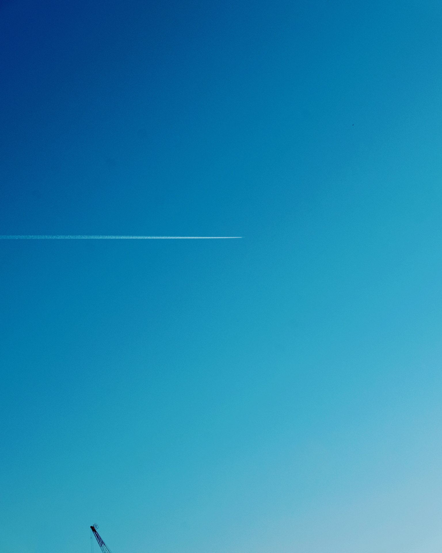 Un ciel bleu avec une traînée d'avion
