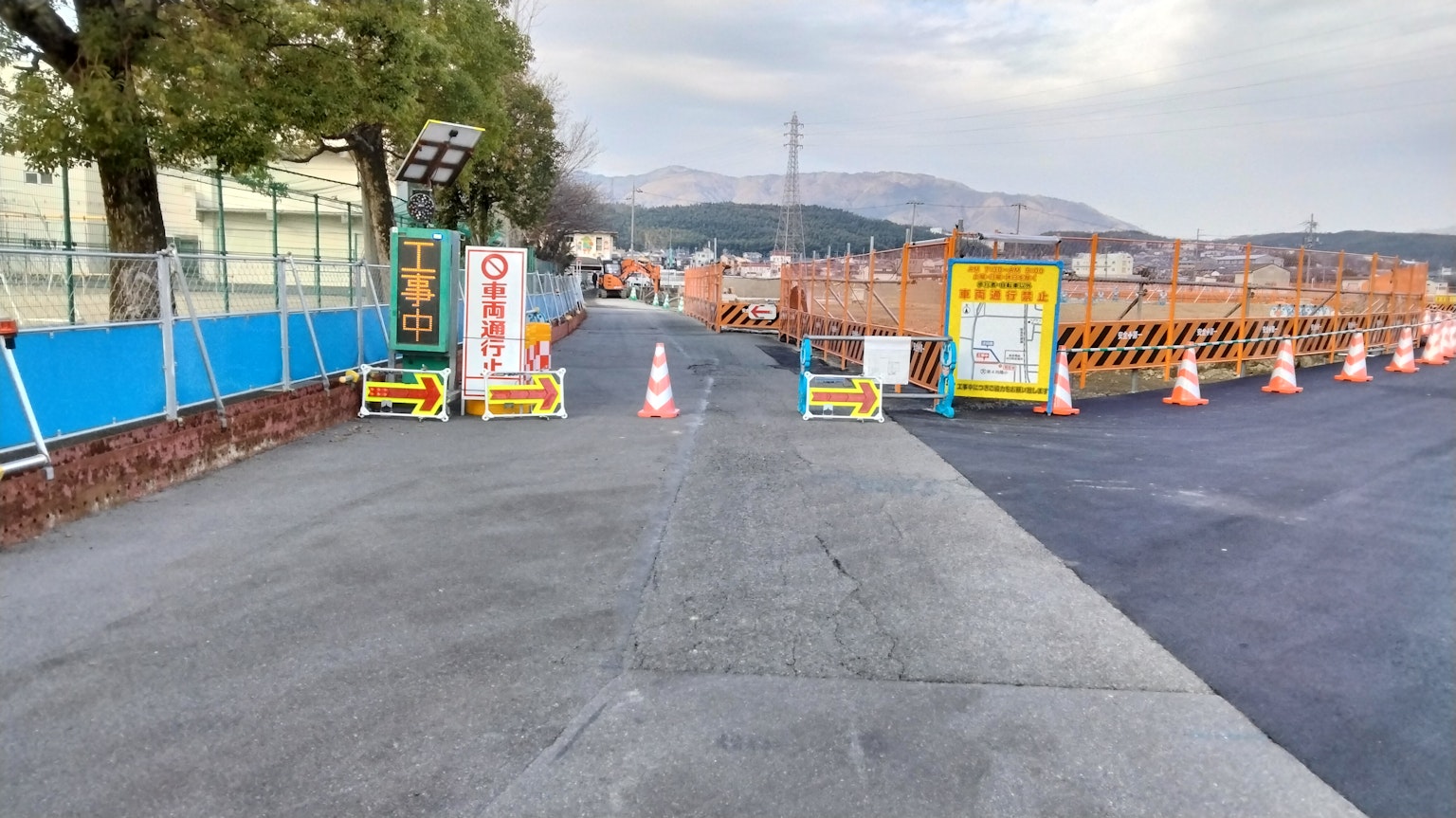Site de construction avec barrières et panneaux d'avertissement