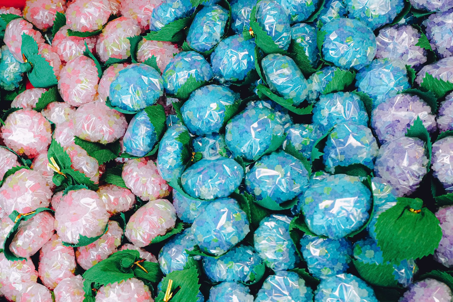 Bonbons colorés emballés disposés en motif