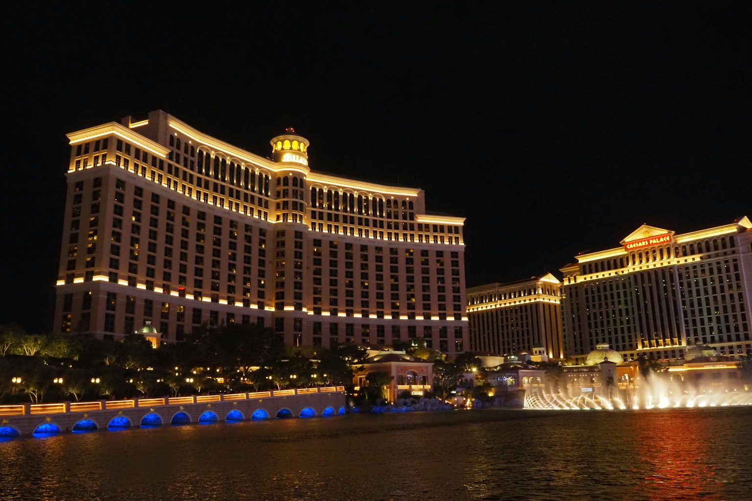 Schöne Fassade des Bellagio Hotels bei Nacht mit Brunnen