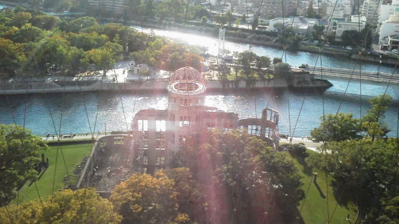 美麗的河流和公園景觀，陽光閃耀