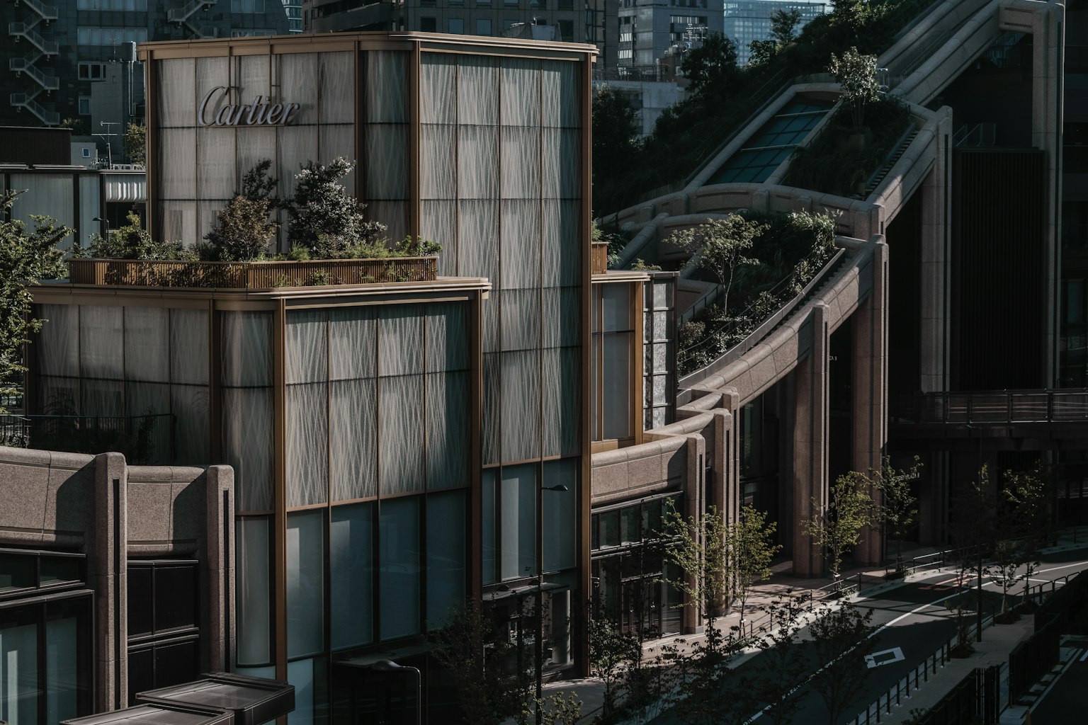 現代建築外觀上方有綠植