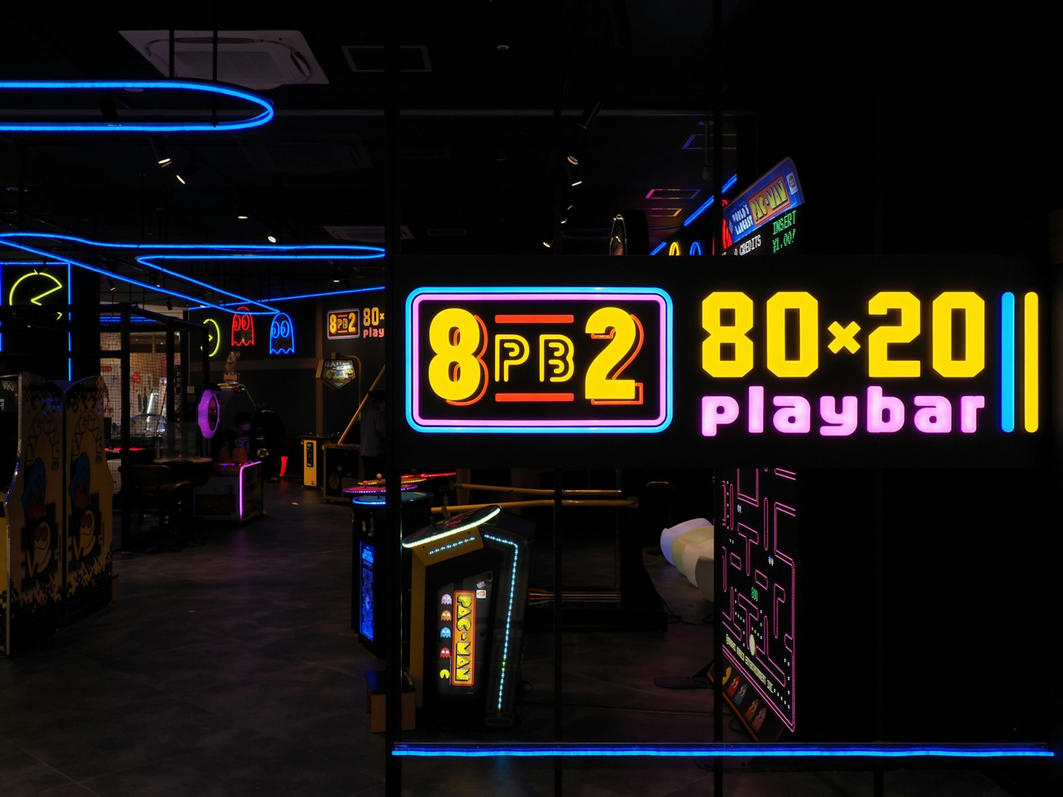 Innenansicht einer Spielbar mit Neonlichtern 8PB2 80×20 playbar