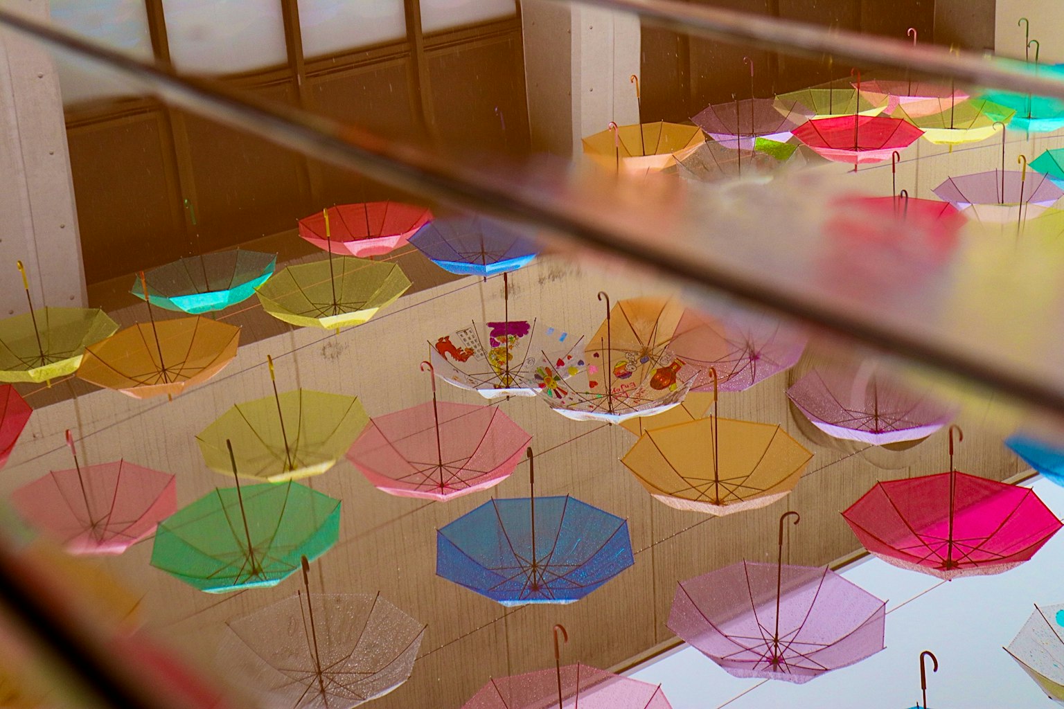 Ombrelli colorati appesi al soffitto in uno spazio interno
