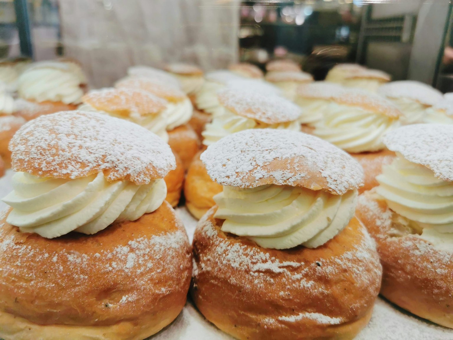 Pane soffice guarnito con crema e zucchero a velo
