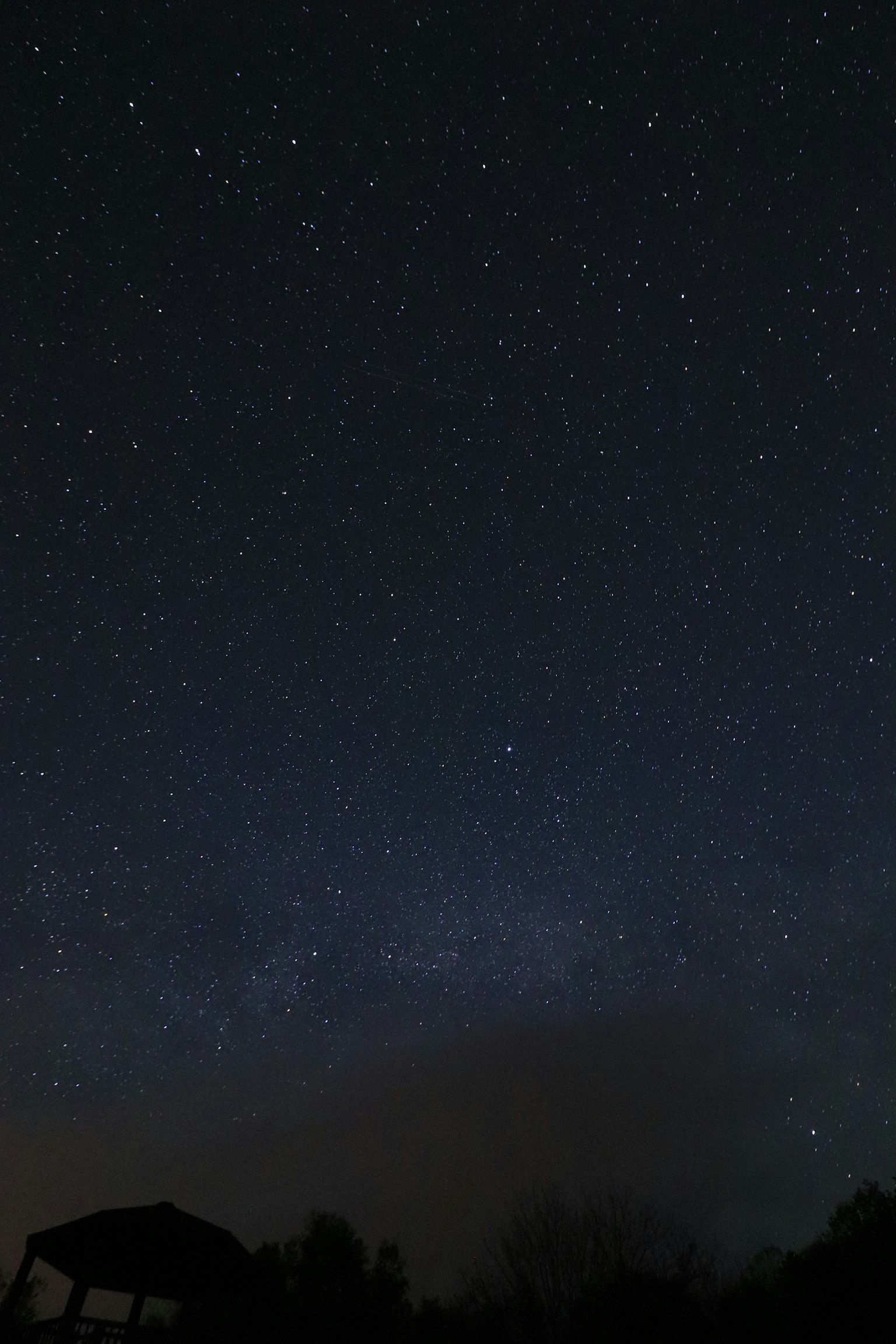 广袤的夜空中布满无数星星和宁静的风景