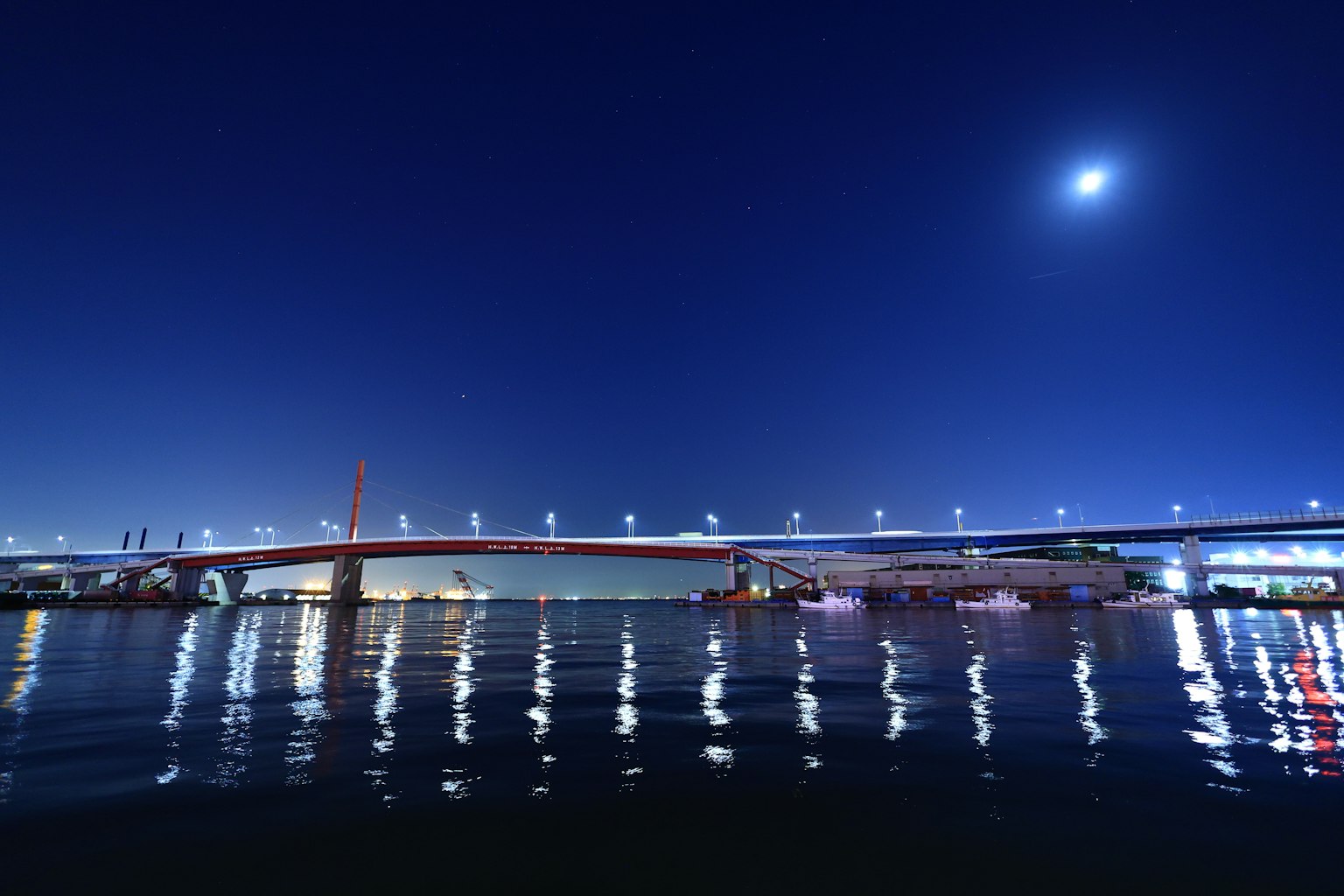 寧靜的夜景，橋在月光照耀下閃爍