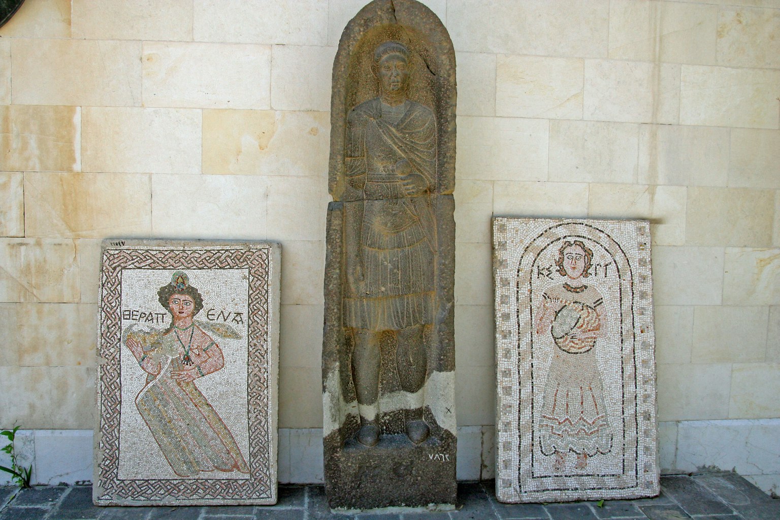 历史展览包含石雕和马赛克艺术作品