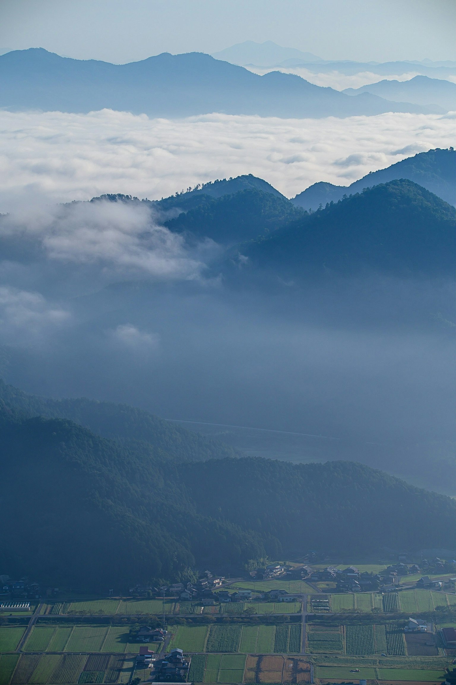 Schöne Landschaft von Bergen und Tälern, die in Nebel gehüllt sind