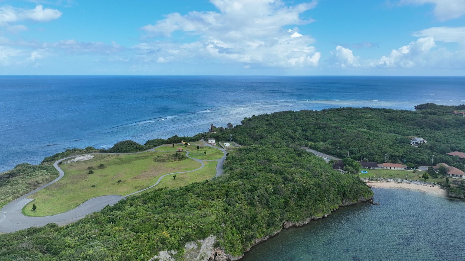 Vista aerea di un'isola verde con mare blu e cielo