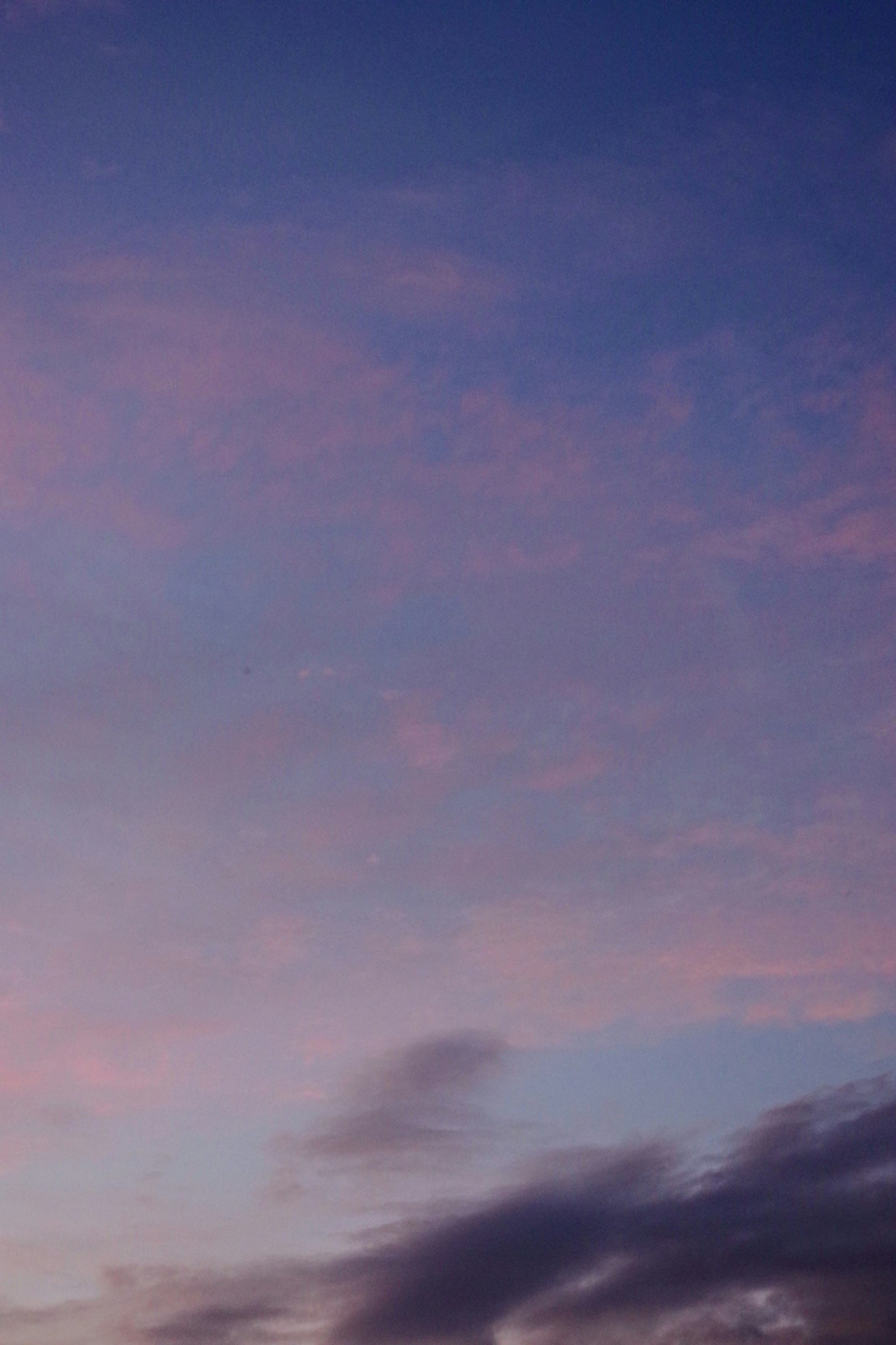 Un paesaggio con un cielo viola chiaro e nuvole