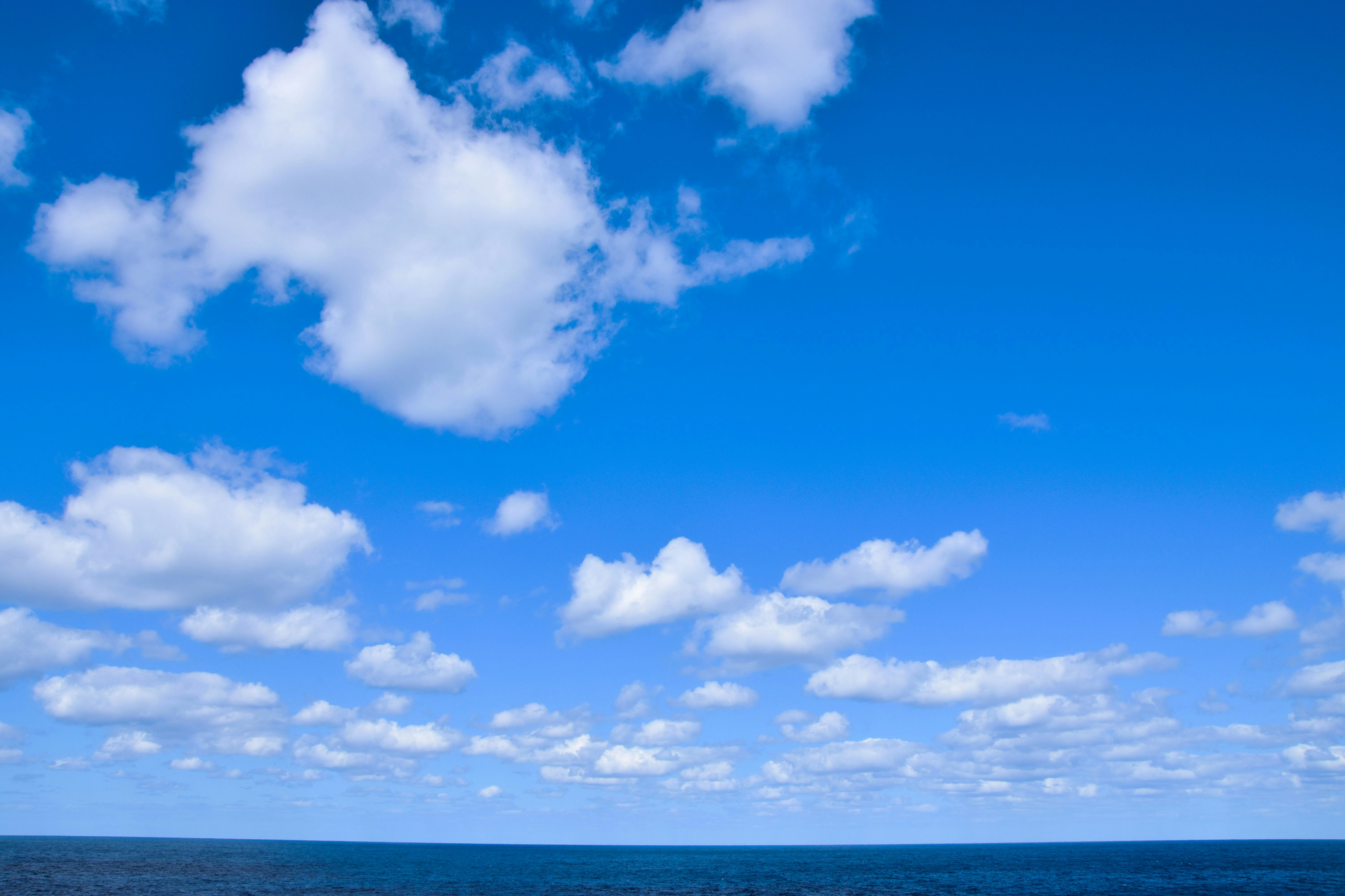 青空の下に広がる海と雲の風景