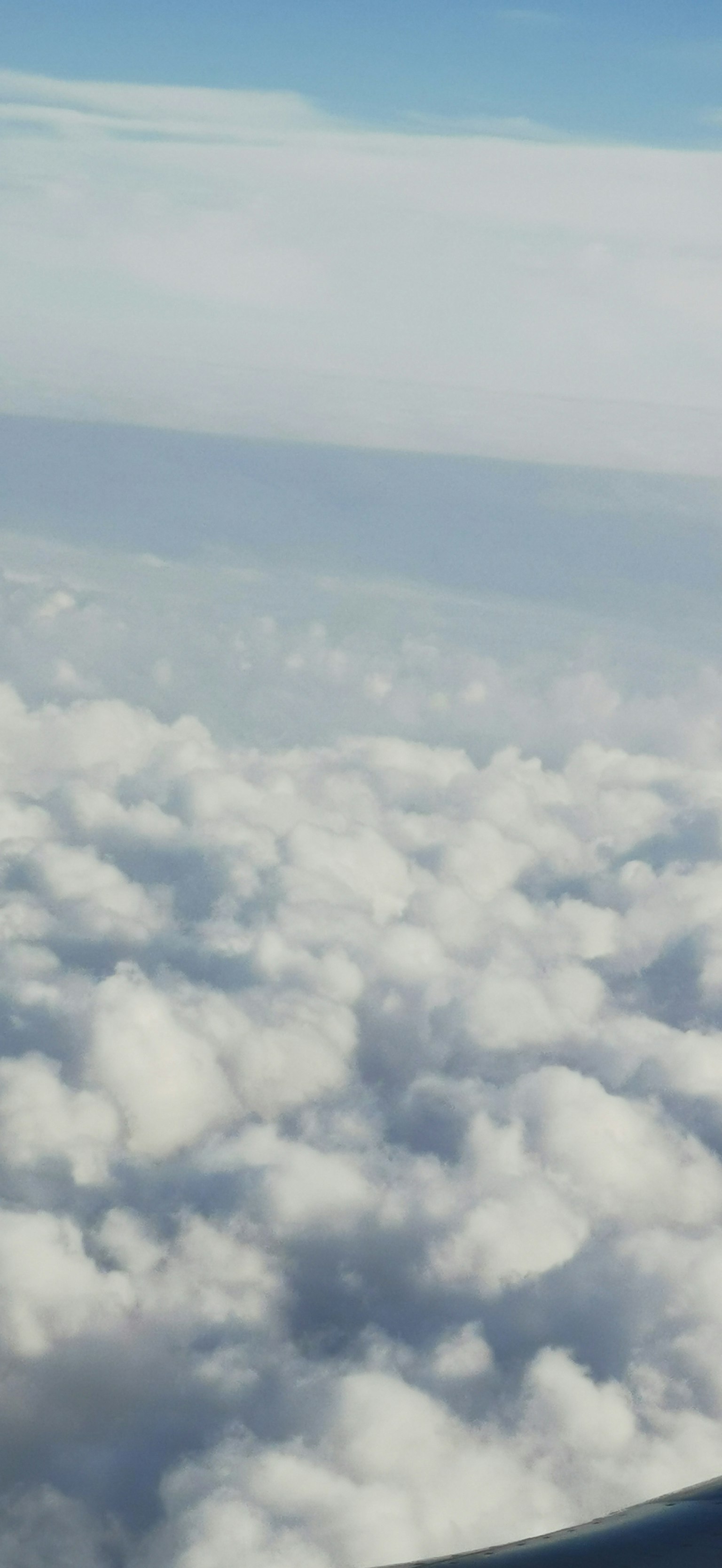 在晴朗的藍天下，俯瞰蓬鬆的白雲