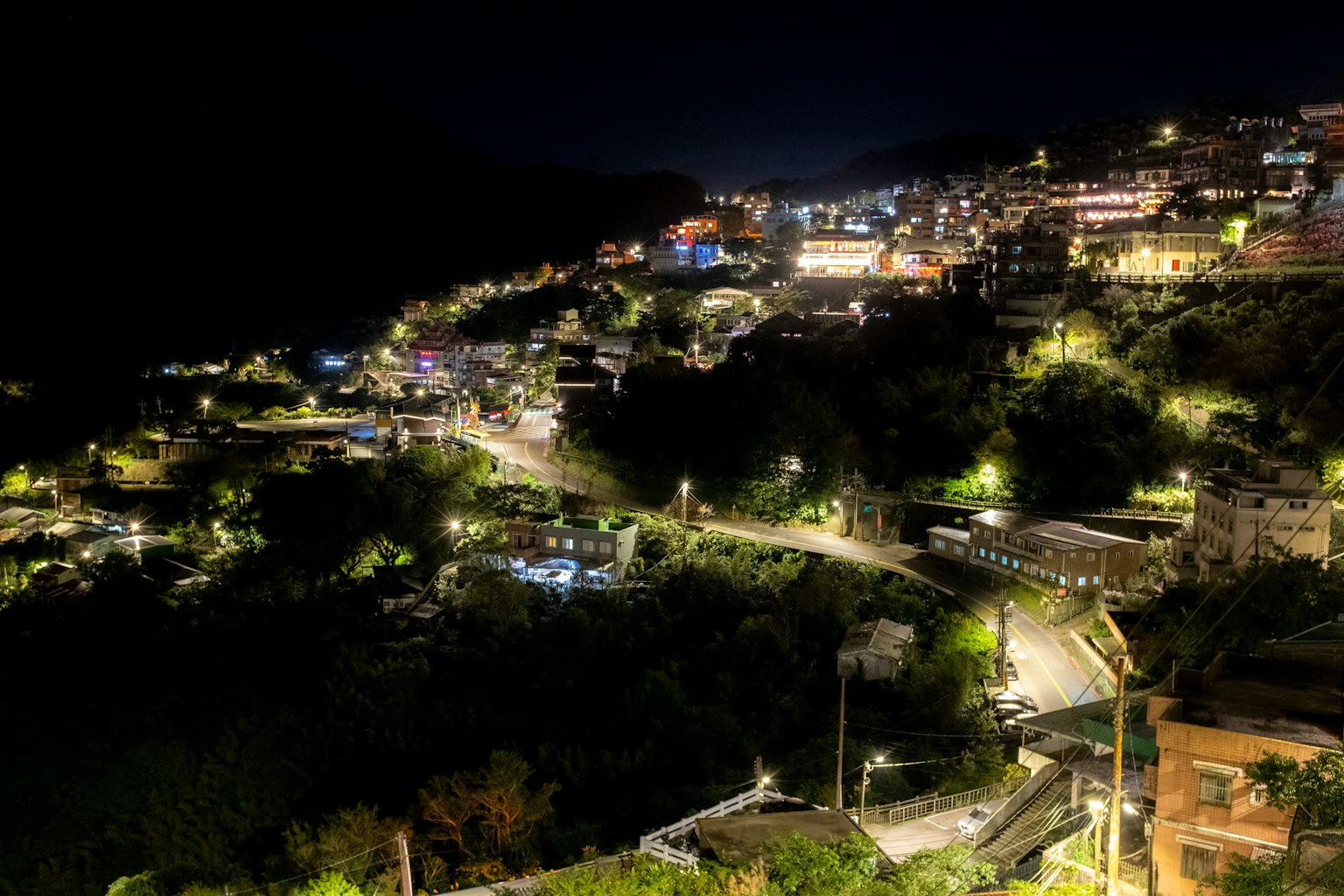 夜の街並みが美しく輝く風景